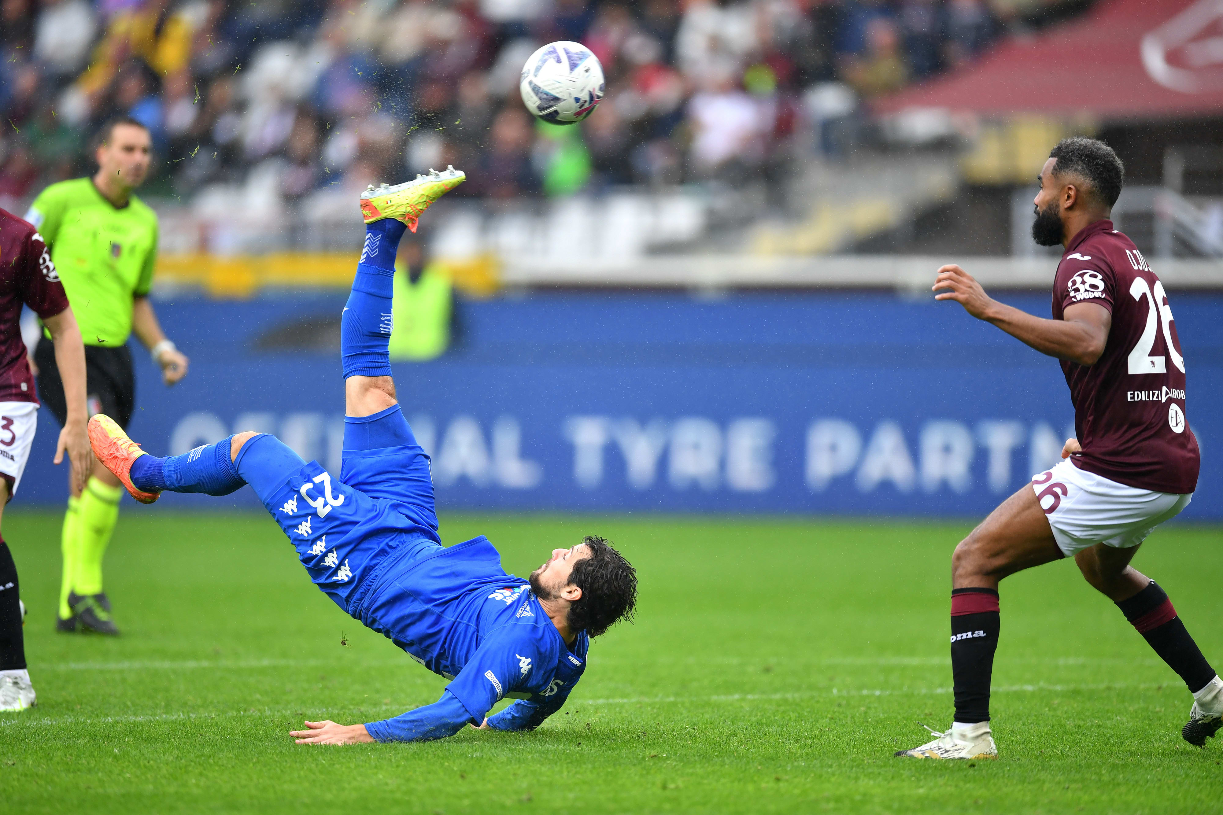 מתיאה דסטרו שחקן אמפולי כובש שער במספרת