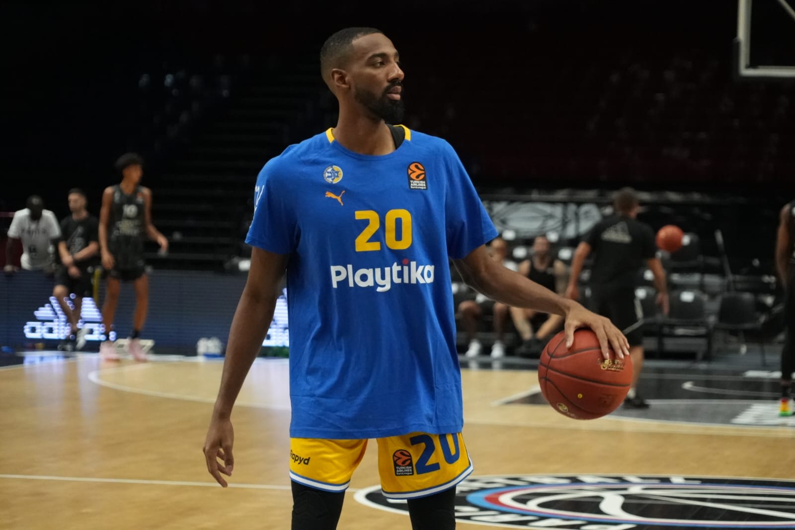 אוסטין הולינס שחקן מכבי תל אביב בחימום