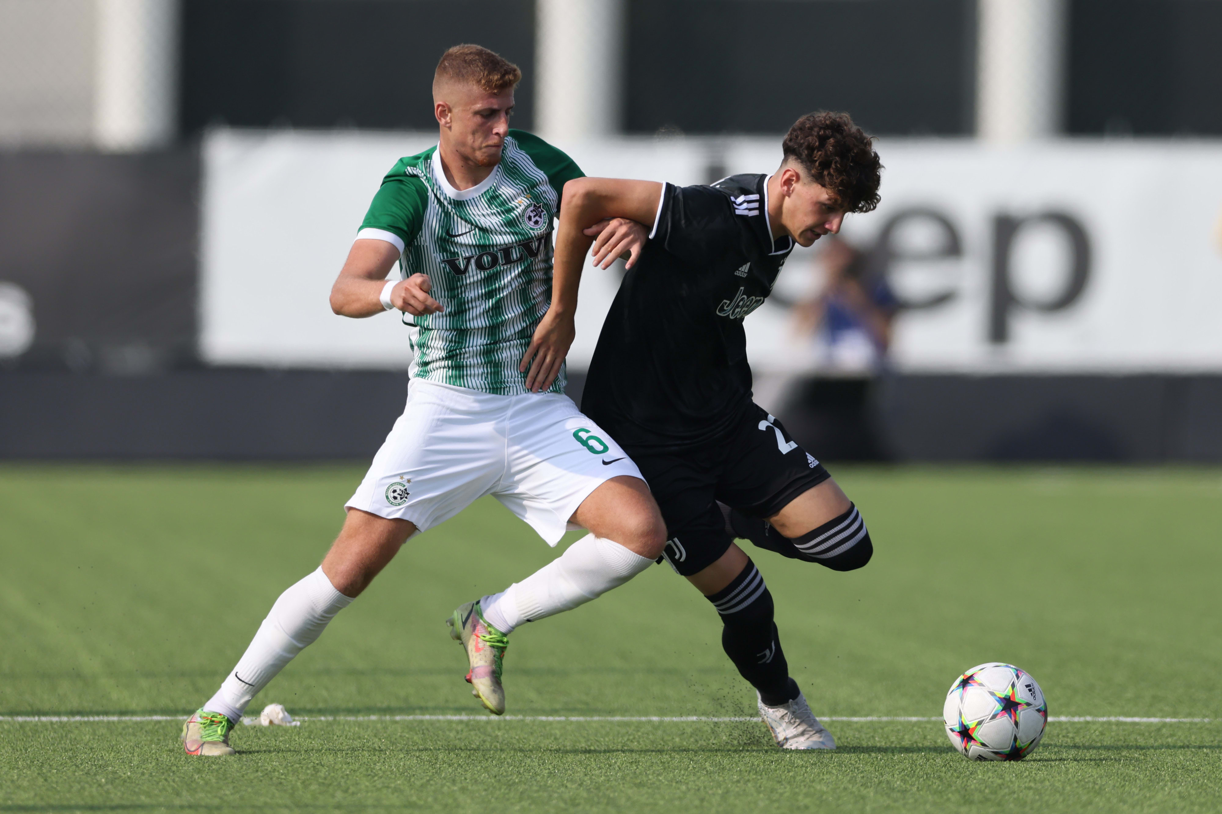 שחקן קבוצת הנוער של מכבי חיפה, ליאם חרמש מול שחקן קבוצת הנוער של יובנטוס, לורנצו אנגלה