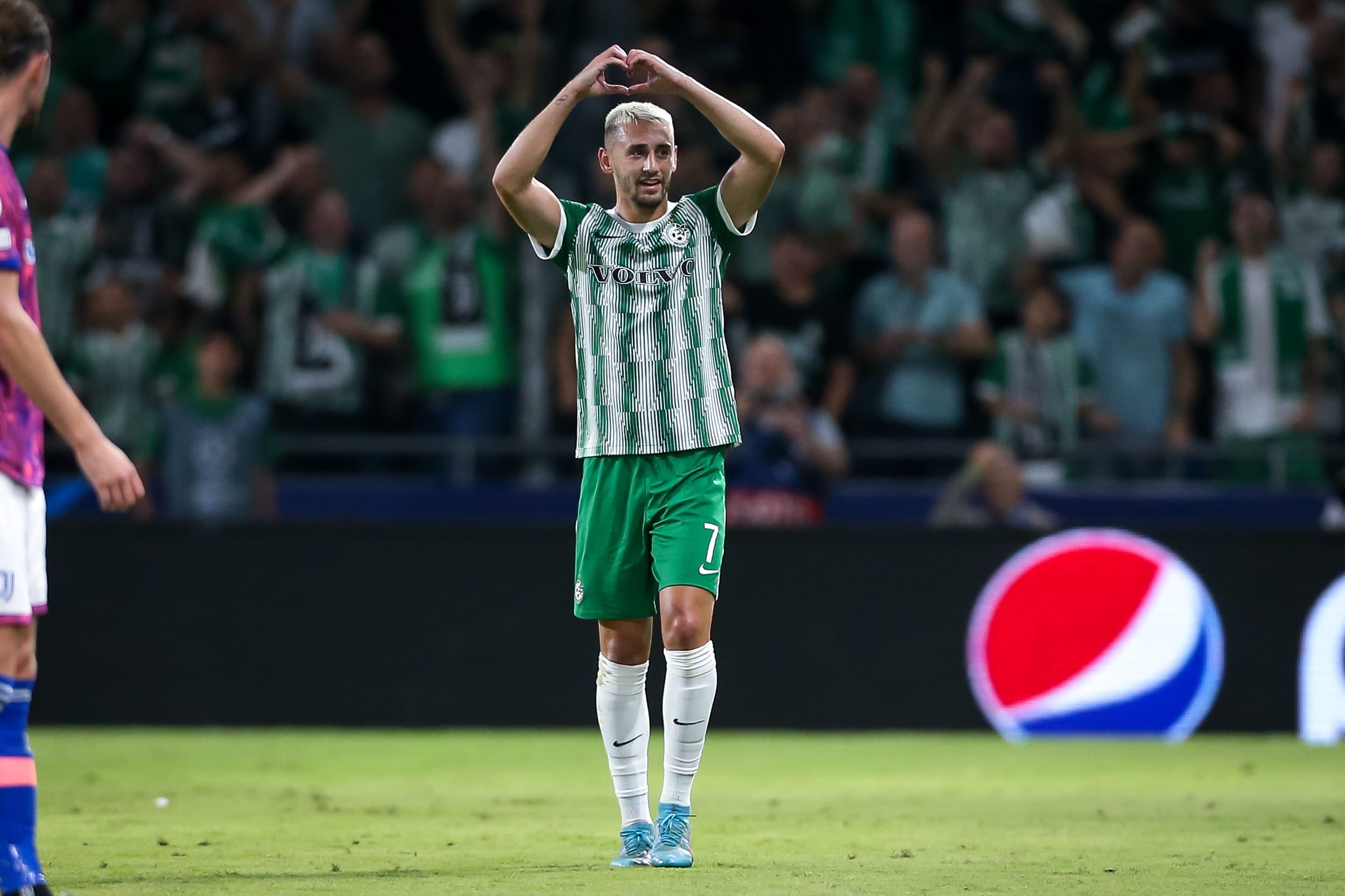 שחקן מכבי חיפה עומר אצילי חוגג