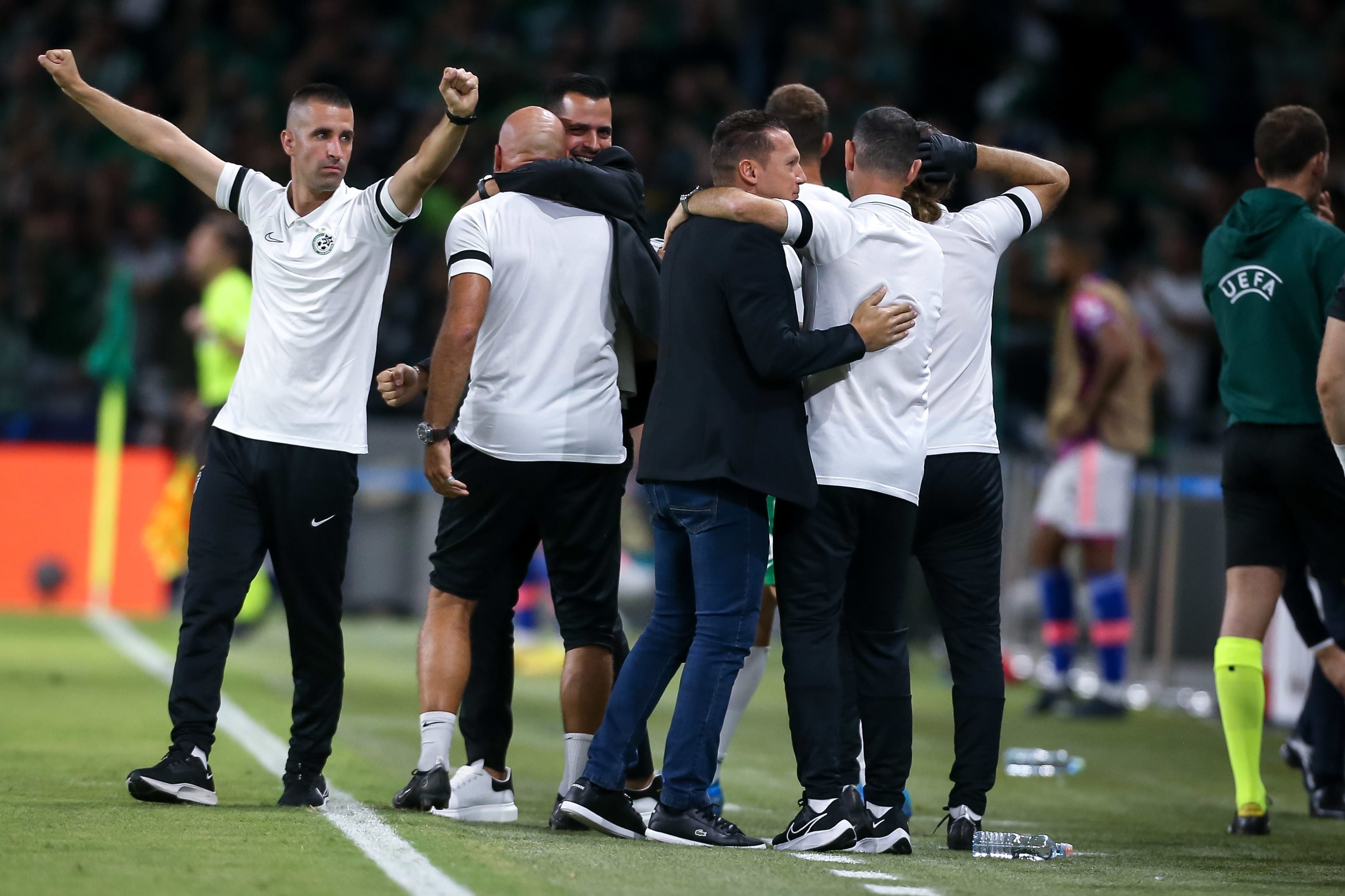 מאמן מכבי חיפה ברק בכר חוגג