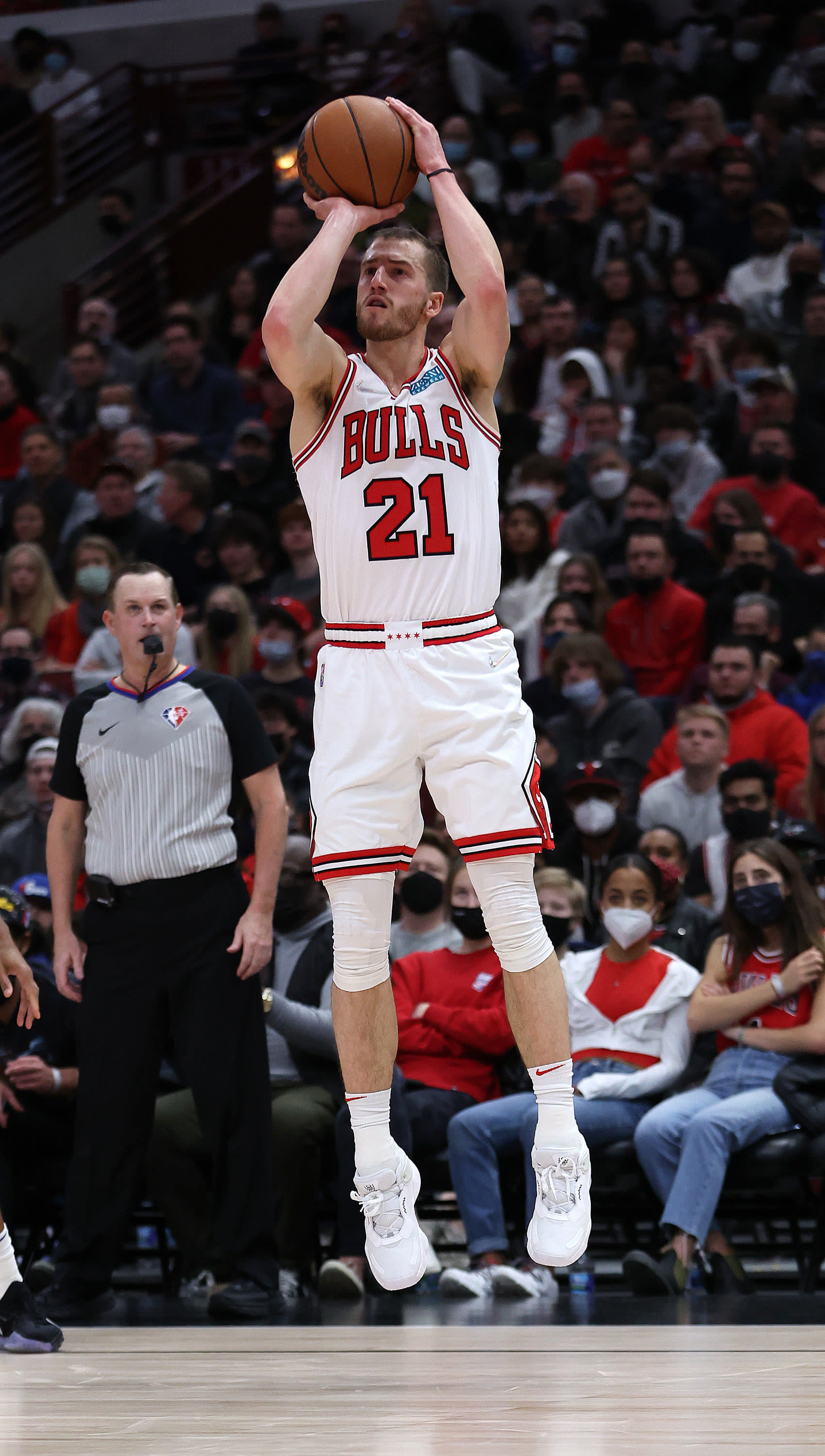 מאט תומאס במדי שיקגו בולס