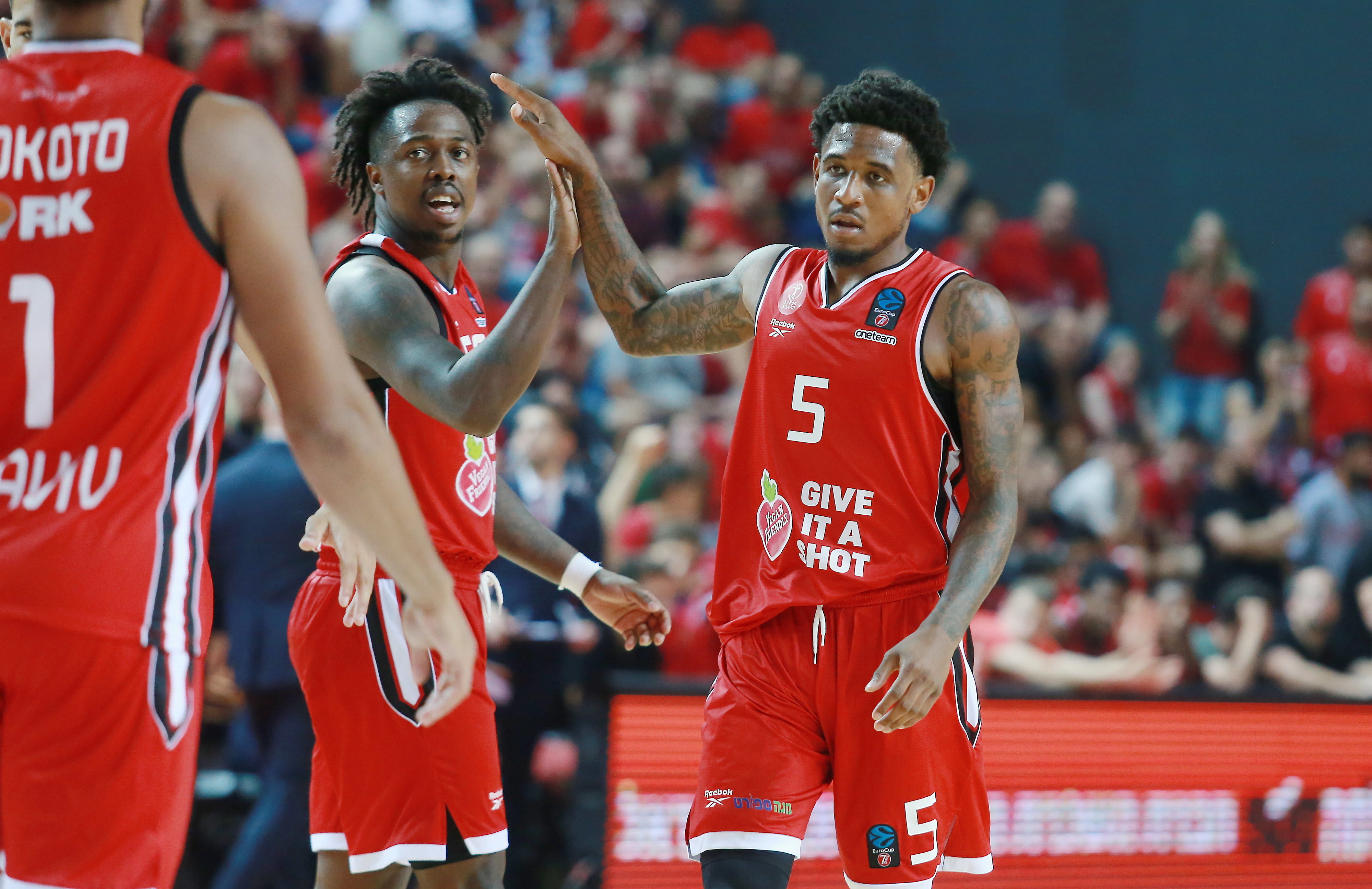 שחקן הפועל תל אביב ג'ייקובן בראון לצד אקסבייר מנפורד