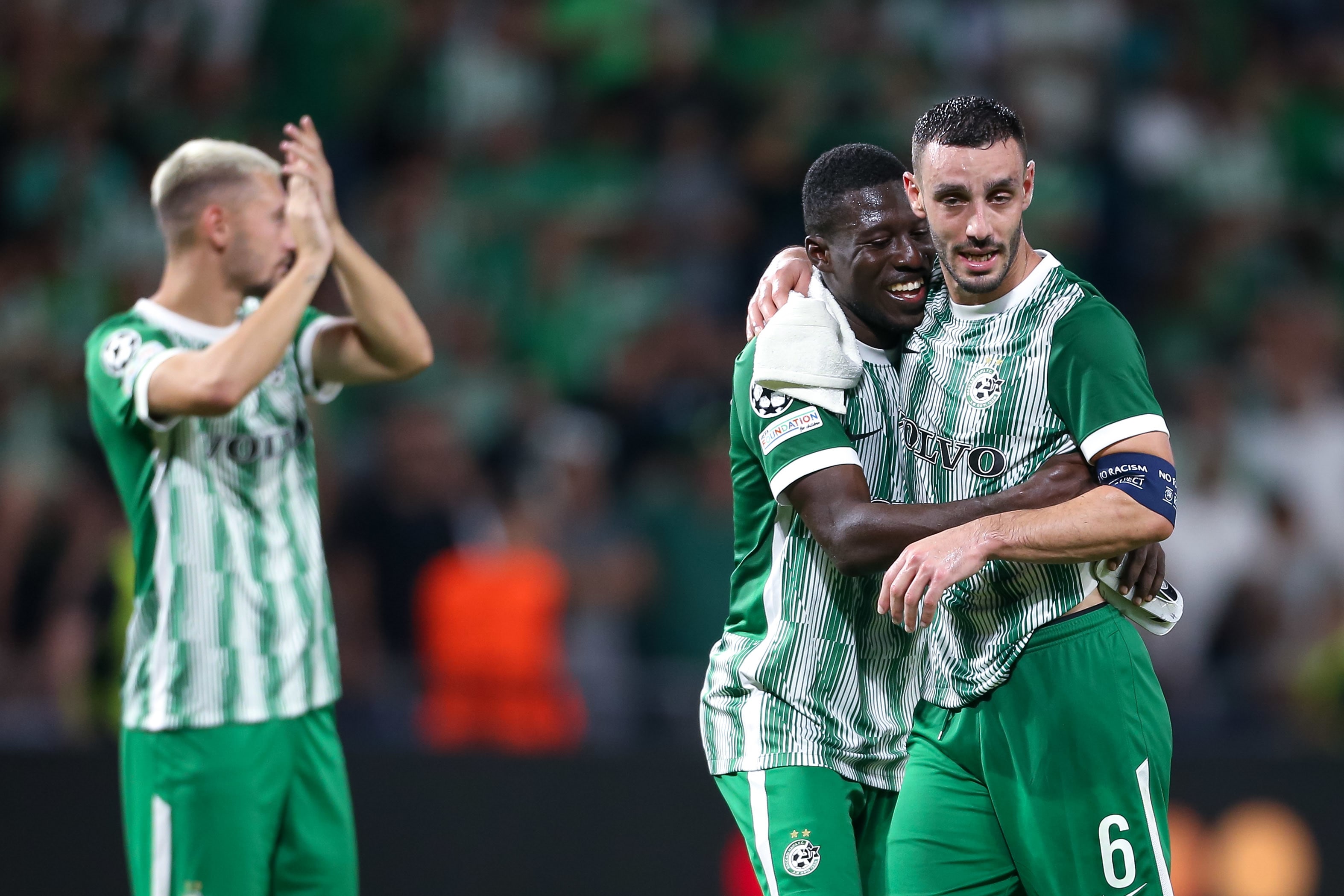 שחקני מכבי חיפה עומר אצילי, נטע לביא, עלי מוחמד חוגגים