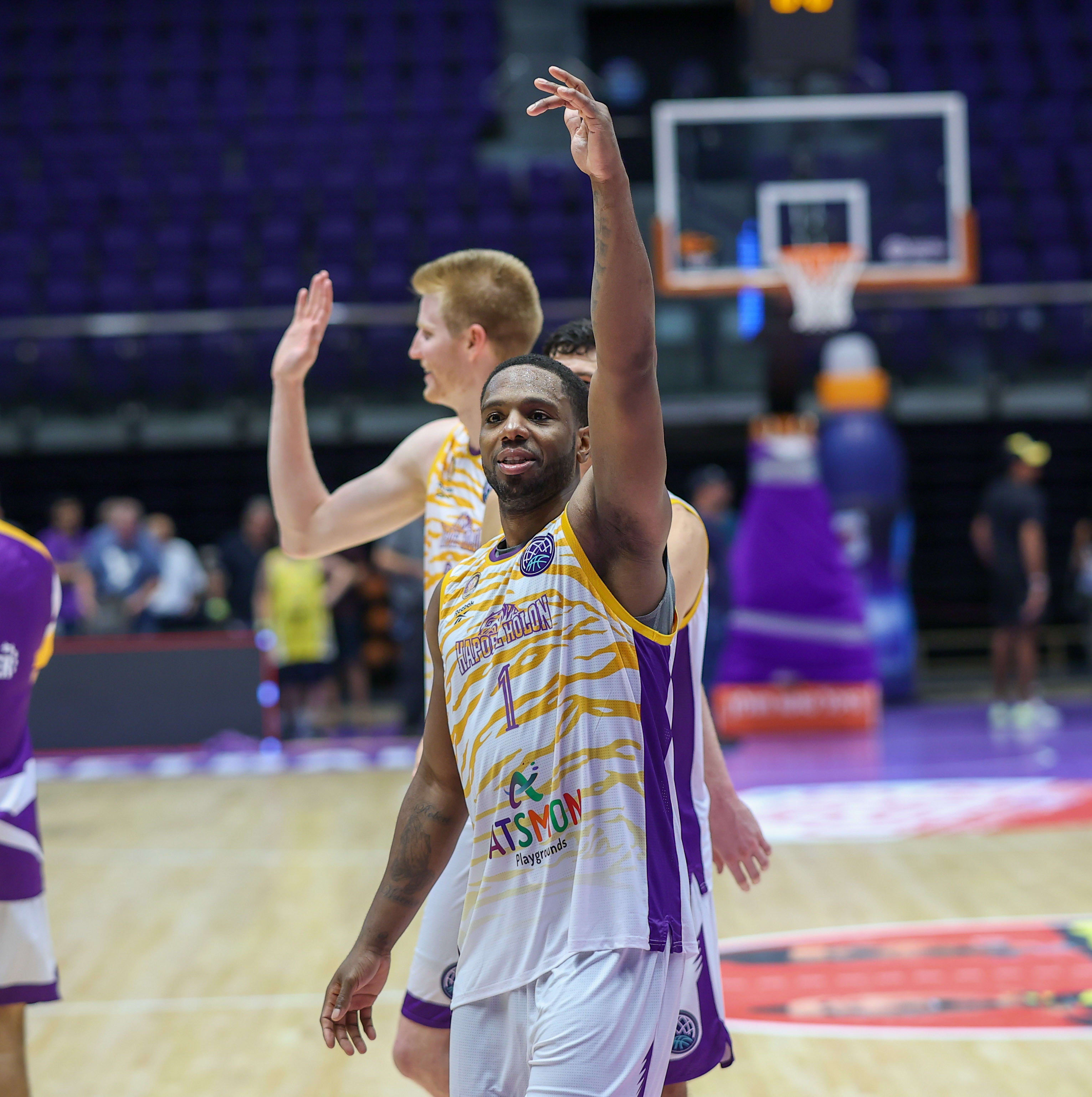 שחקן הפועל חולון ג'ו רגלנד