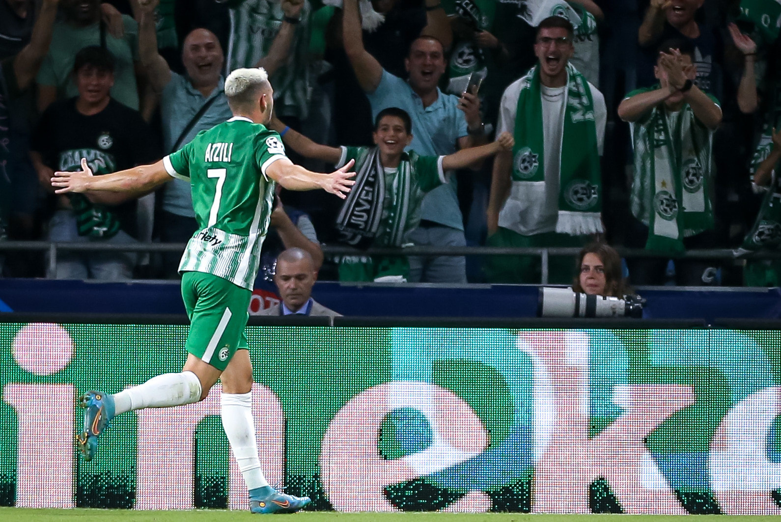 שחקן מכבי חיפה עומר אצילי חוגג