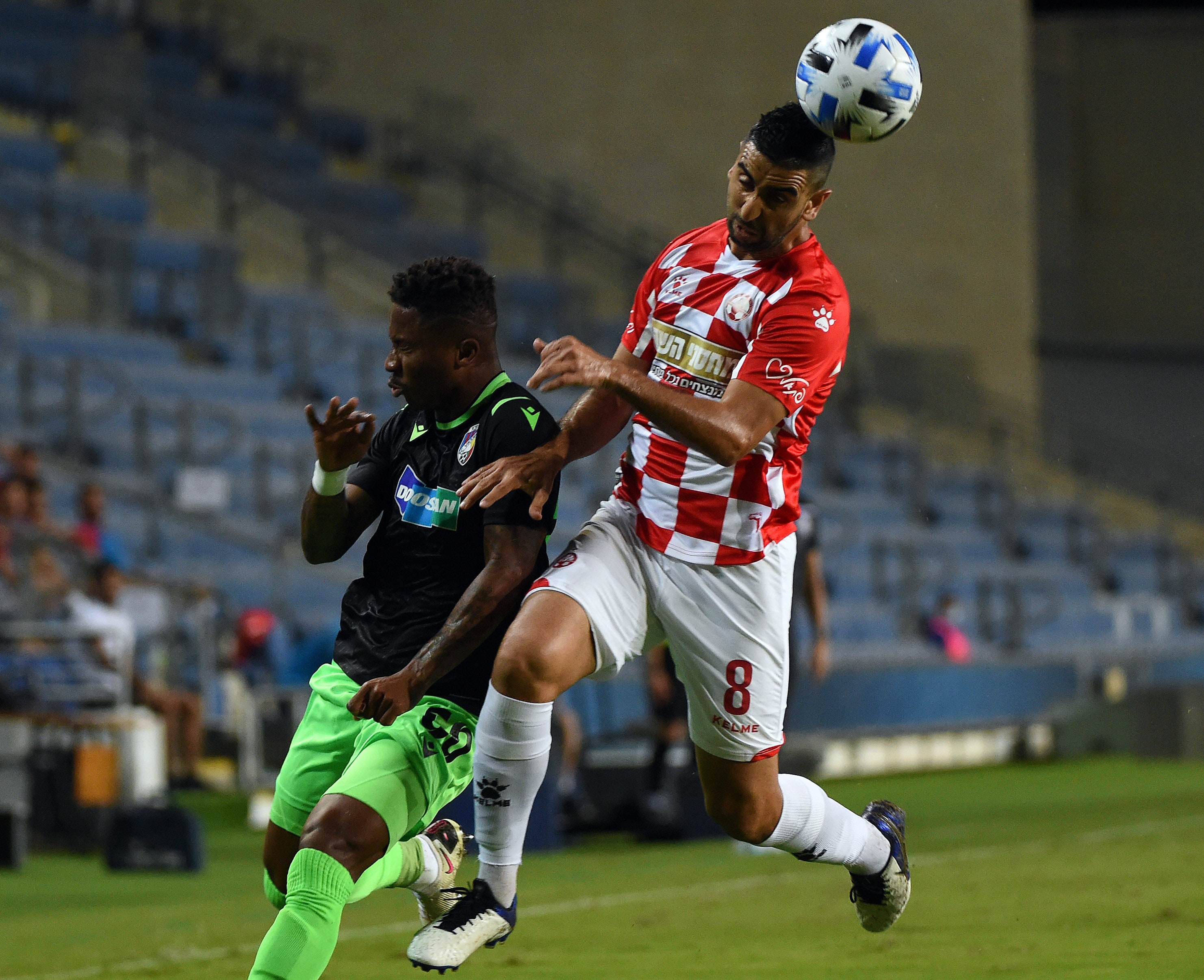 שחקן הפועל באר שבע מרואן קבהא מול שחקן ויקטוריה פלזן אדריאל בה לואה