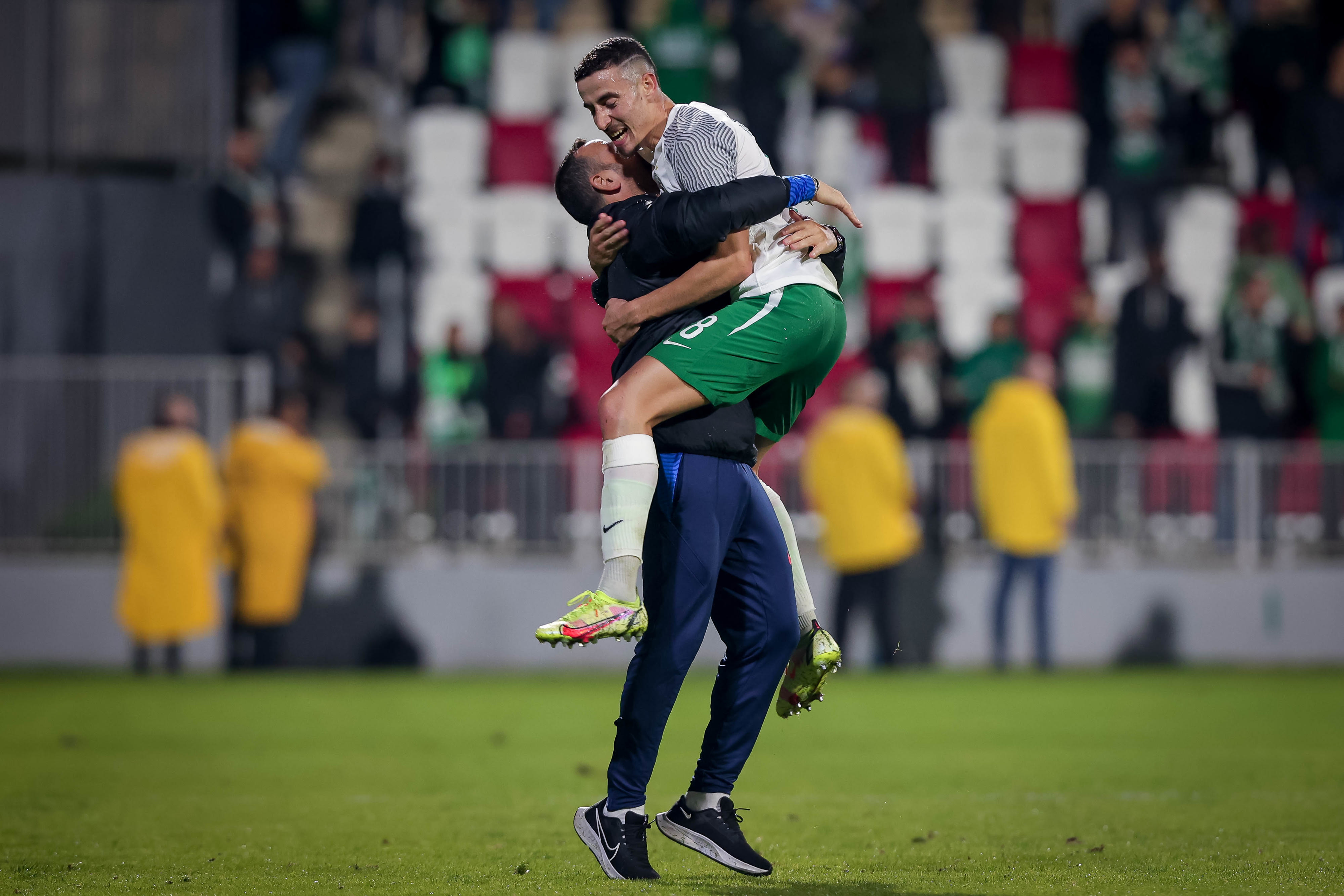 דולב חזיזה שחקן מכבי חיפה חוגג עם עוזר המאמן גיא צרפתי