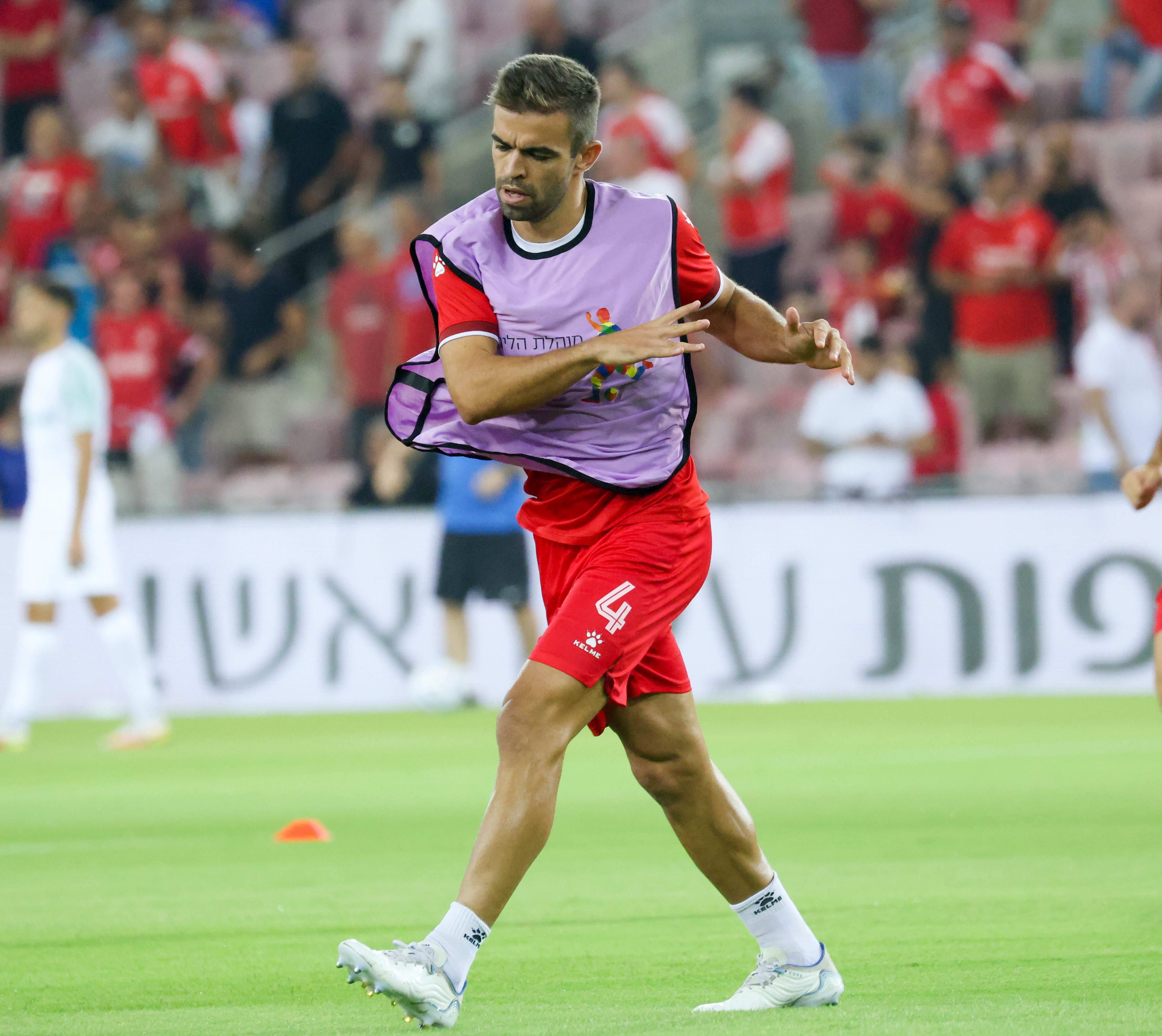 מיגל ויטור שחקן הפועל באר שבע בחימום