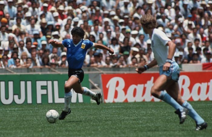 - אנגליה ארגנטינה רבע גמר מונדיאל 1986 דייגו מראדונה דוהר עם הכדור