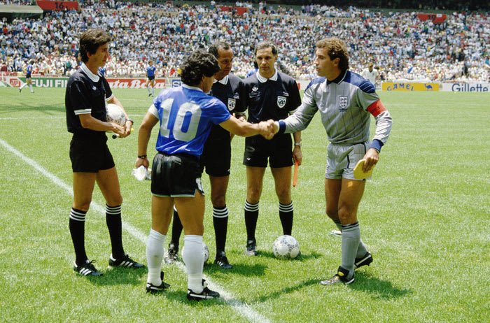 אנגליה ארגנטינה רבע גמר מונדיאל 1986 דייגו מראדונה פיטר שילטון לוחצים ידיים לפני משחק