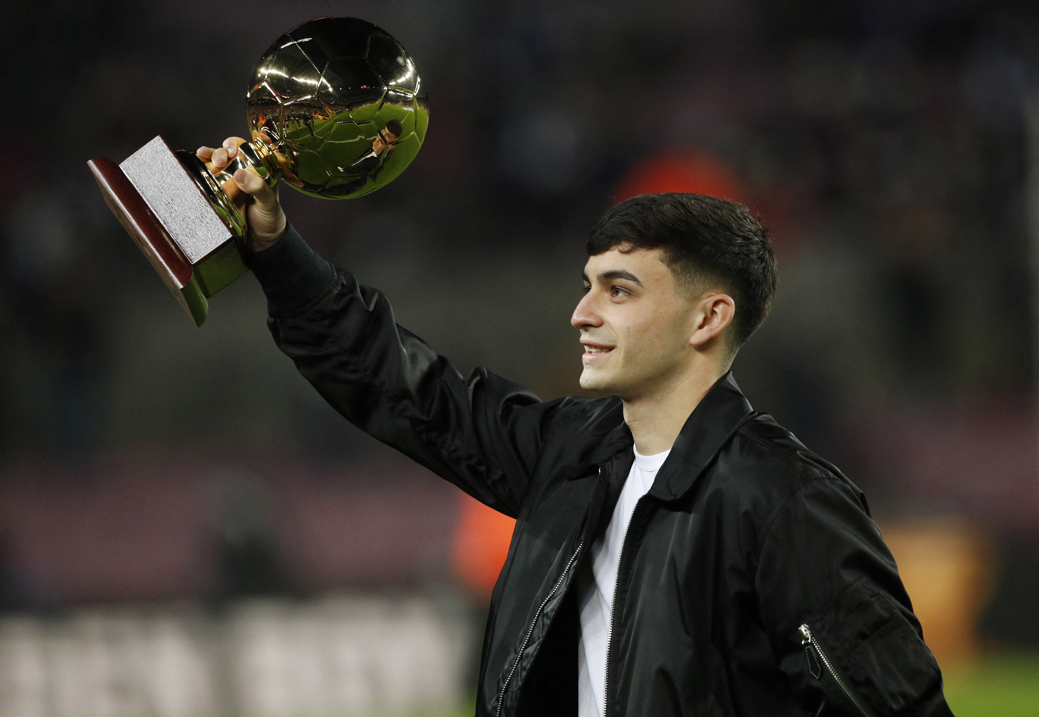 פדרי שחקן ברצלונה מציג את פרס גולדן בוי