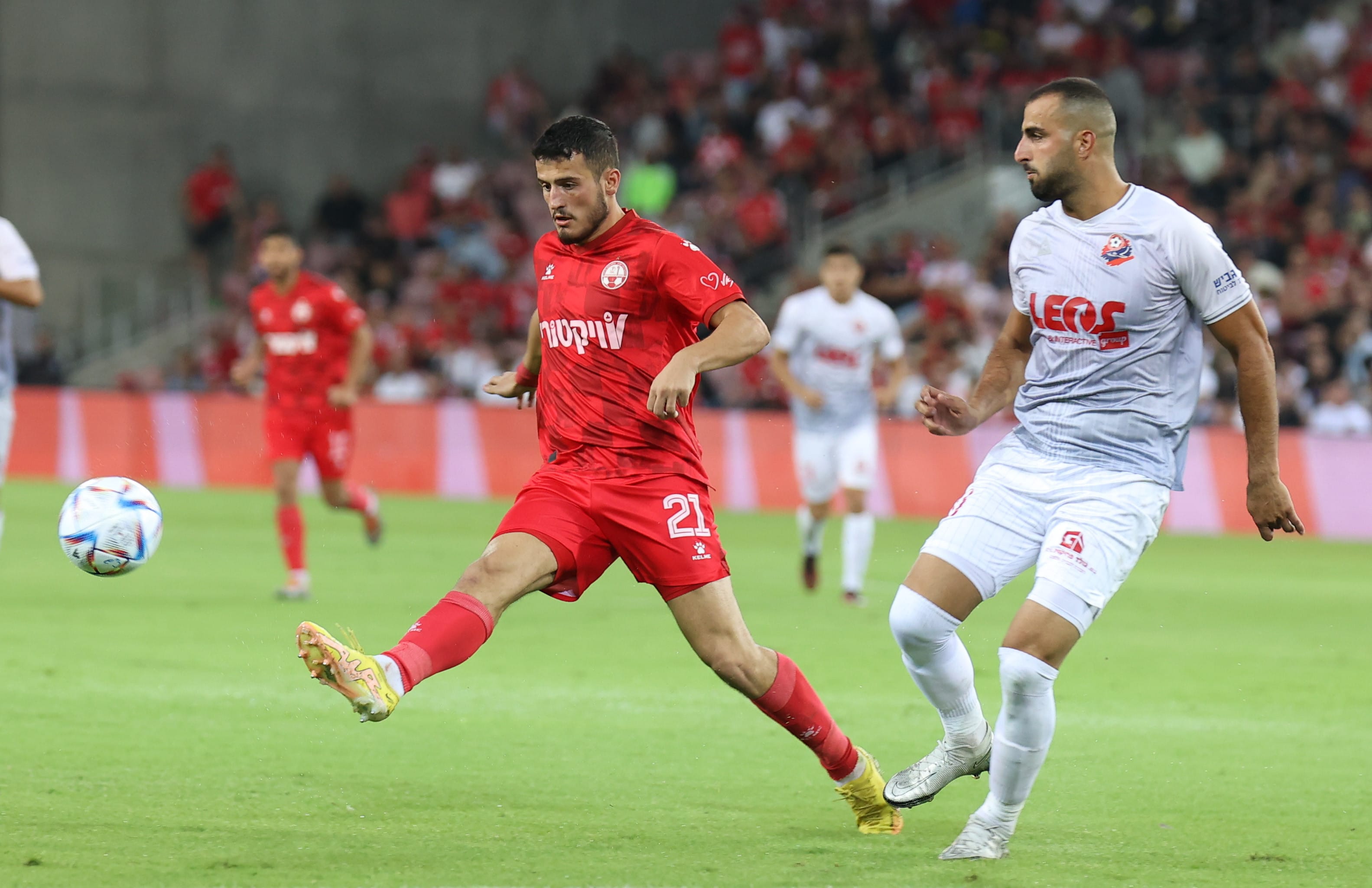 שחקן הפועל חיפה לואי טהא לצד שחקן הפועל באר שבע אסטריט סלמאני