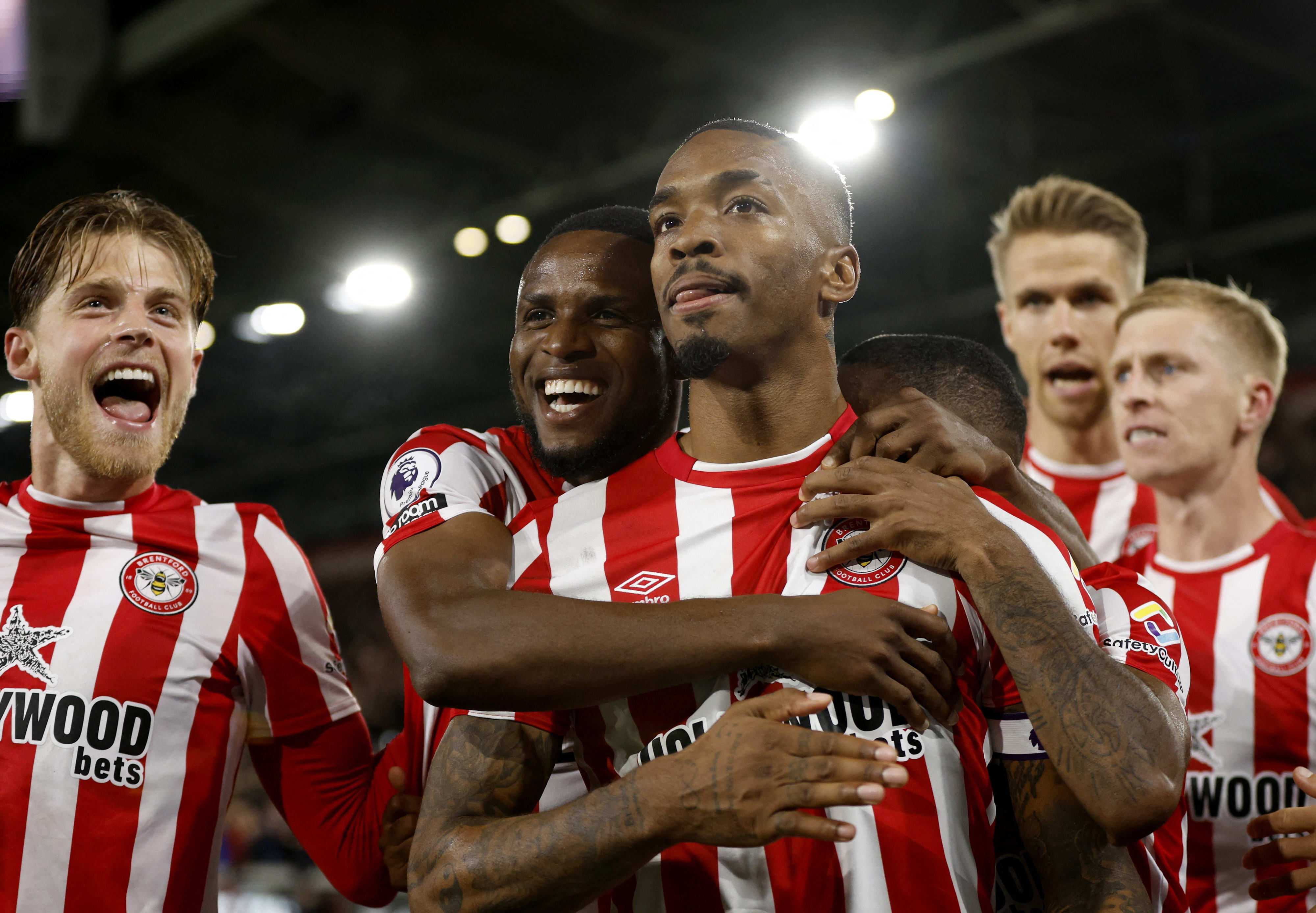 שחקני ברנטפורד חוגגים עם אייבן טוני