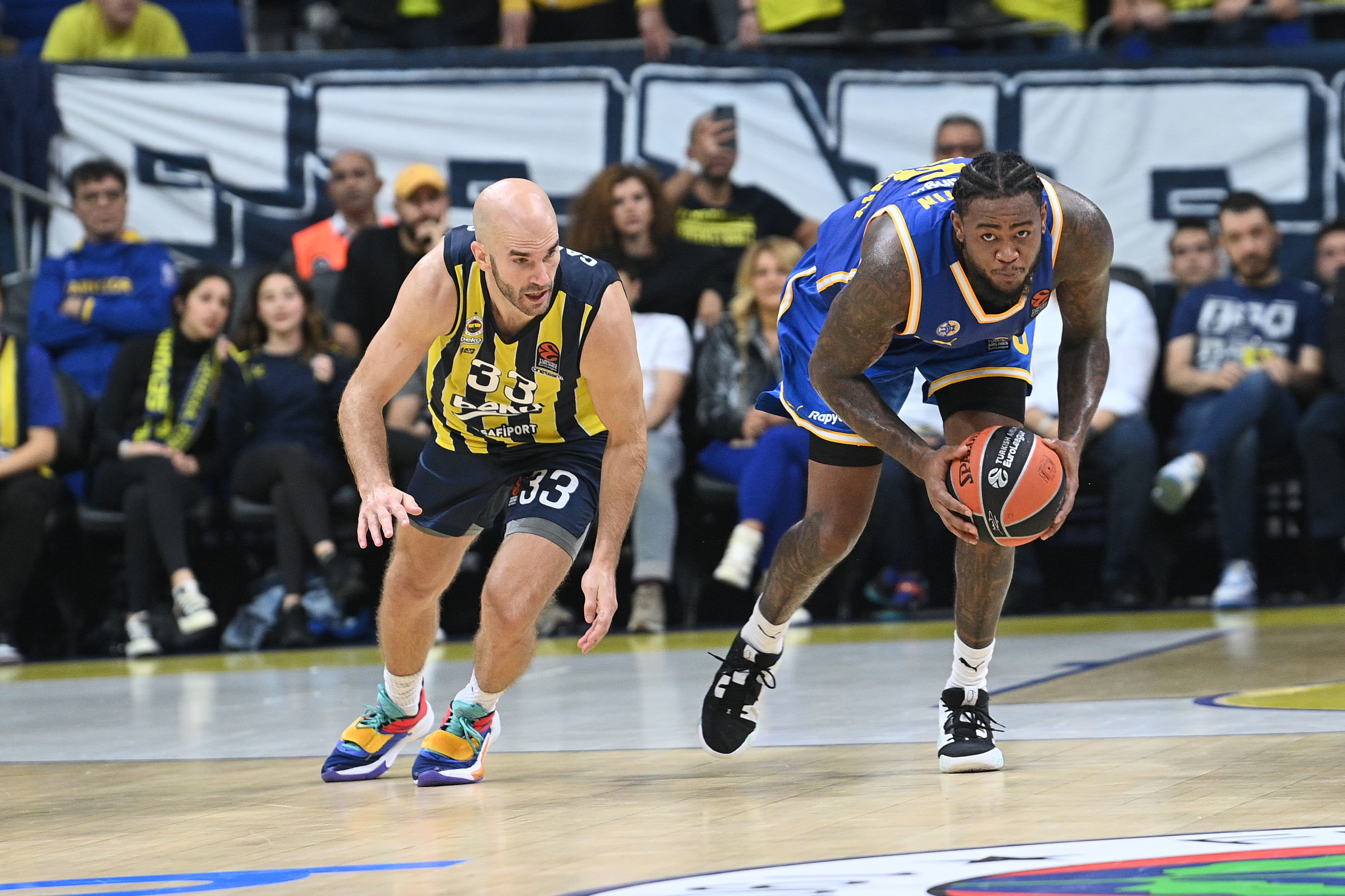 שחקן מכבי תל אביב, ג'רל מרטין, ליד שחקן פנרבחצ'ה ניק קלאתיס