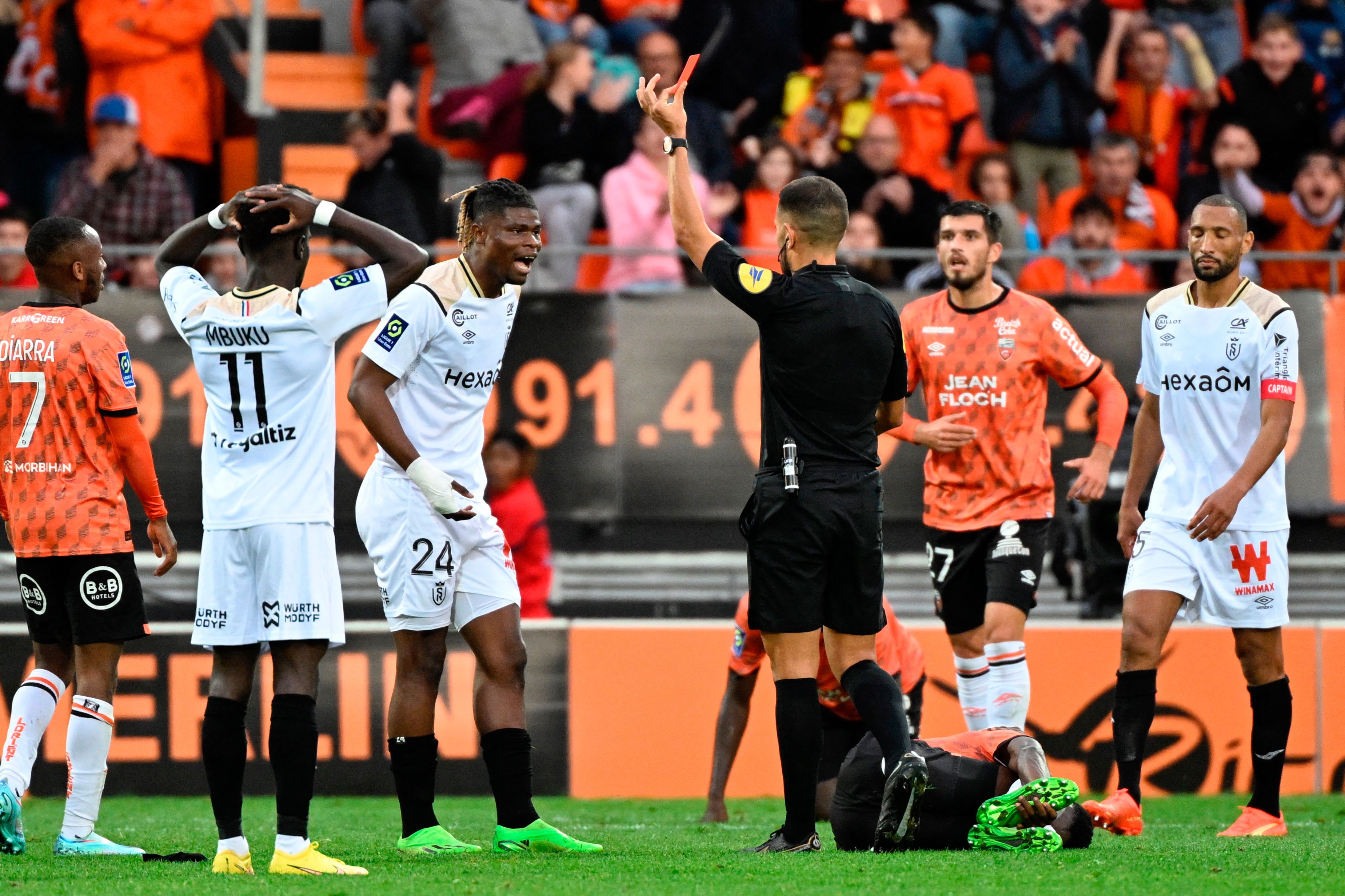 עמנואל אגבדו שחקן ריימס מקבל כרטיס אדום