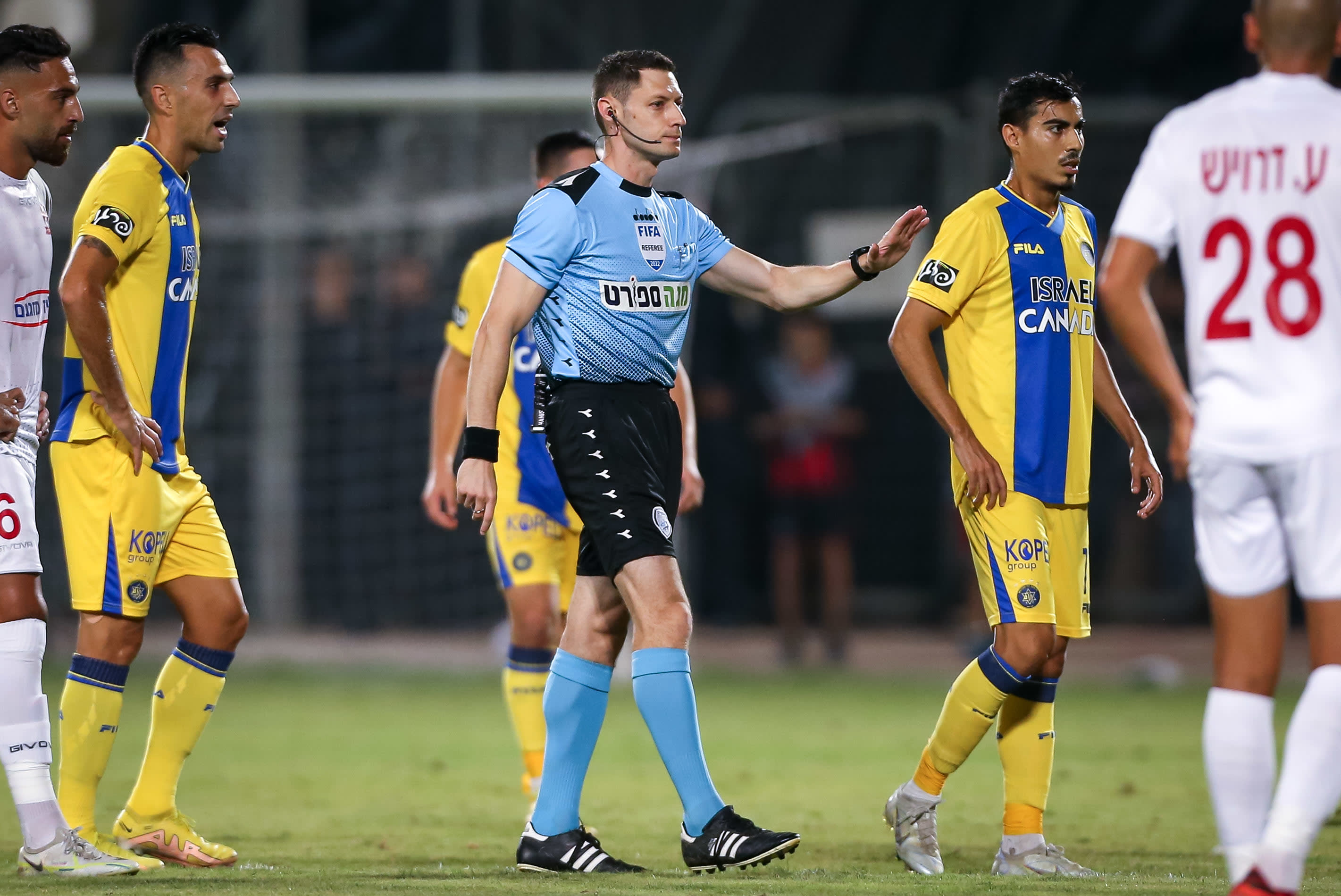 Judge David Foxman between Matan Chozz, Eran Zahavi players of Maccabi Tel Aviv