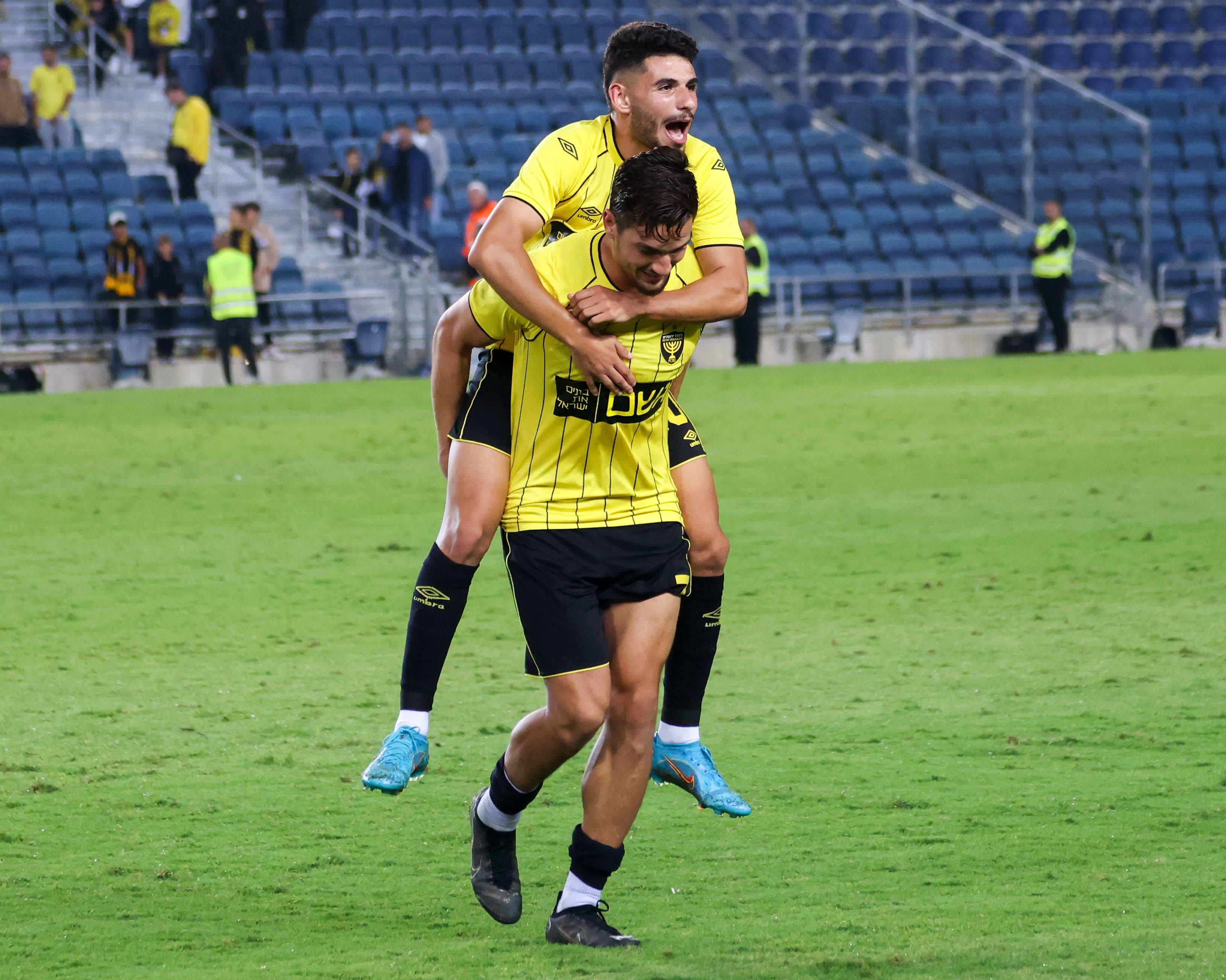 שחקן בית"ר ירושלים ירדן שועה לצד בר כהן