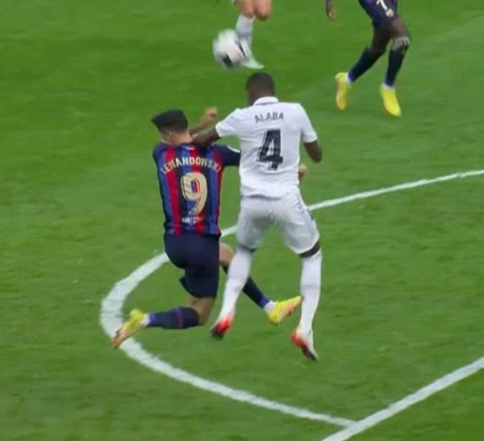 טענה לפנדל? דייויד אלאבה מול רוברט לבנדובסקי, ריאל מדריד מול ברצלונה