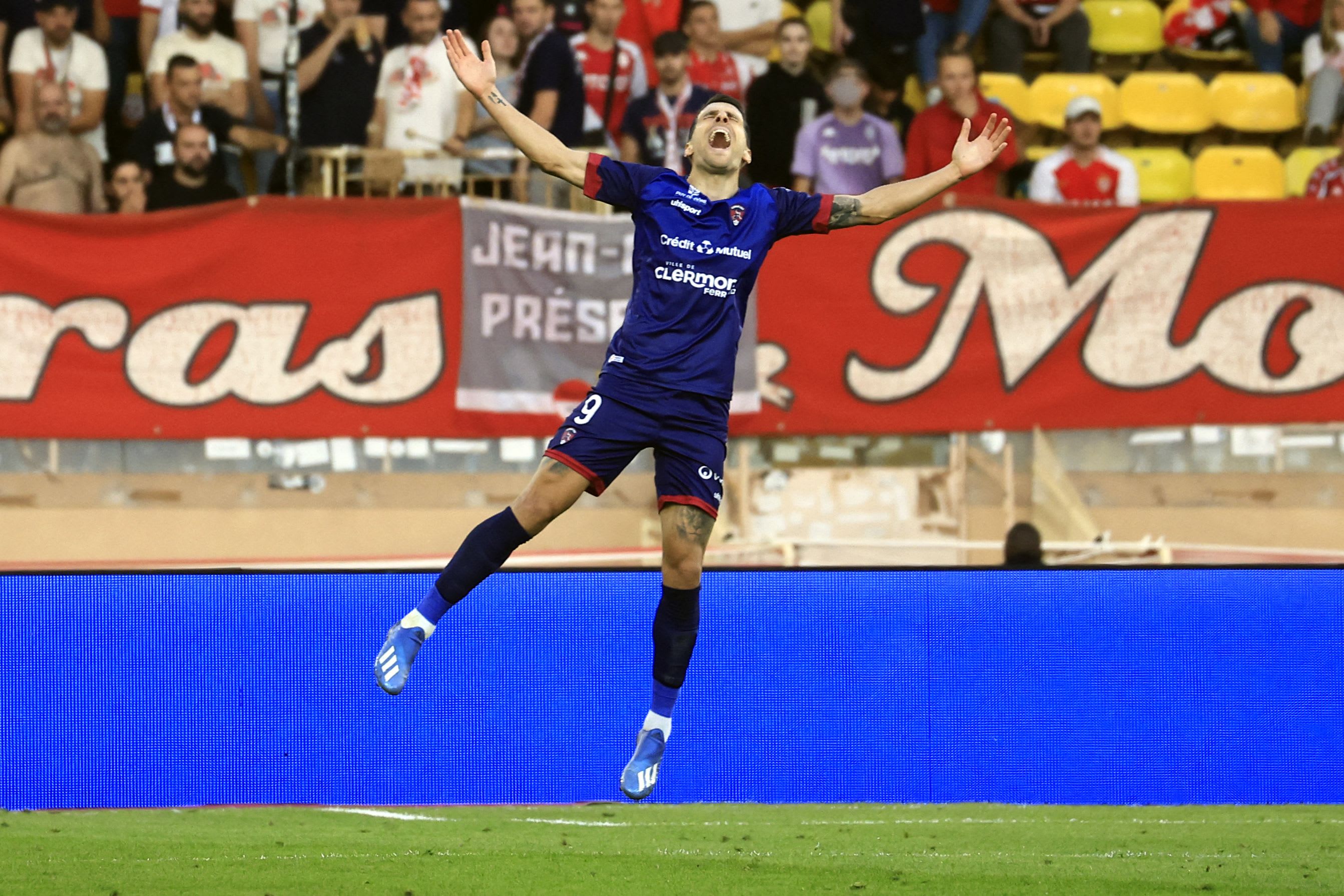 קומנן אנדריץ' שחקן קלרמון חוגג שער