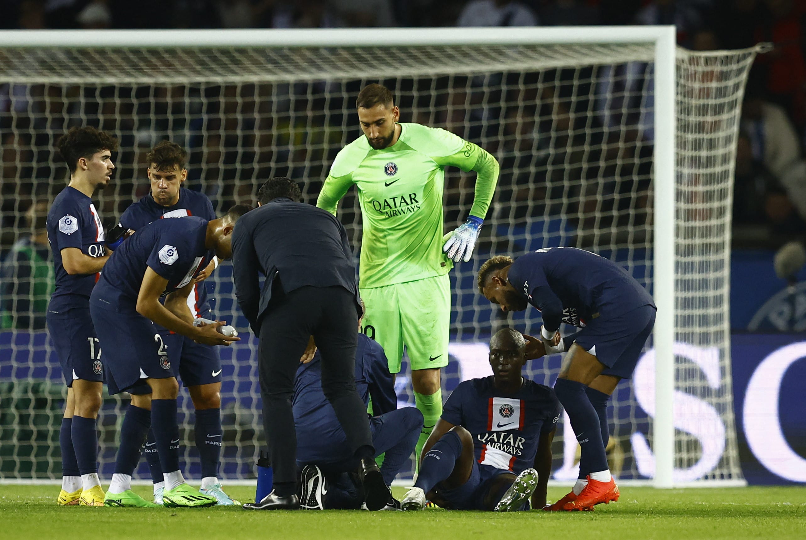 דנילו פריירה שחקן פריז סן ז'רמן מקבל טיפול, איתו ניימאר והשוער ג'אנלואיג'י דונארומה