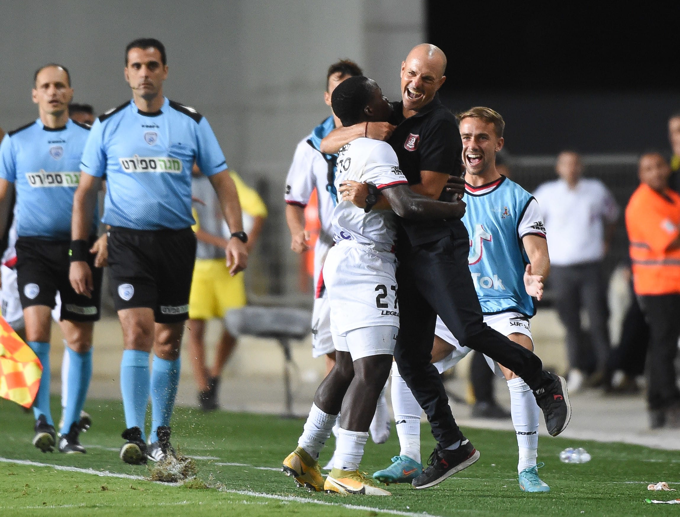 מאמן הפועל ירושלים זיו אריה חוגג עם סדריק דון