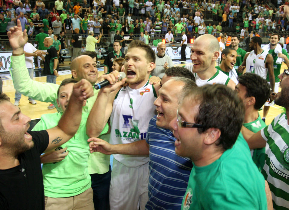 שחקן מכבי חיפה גל מקל חוגג