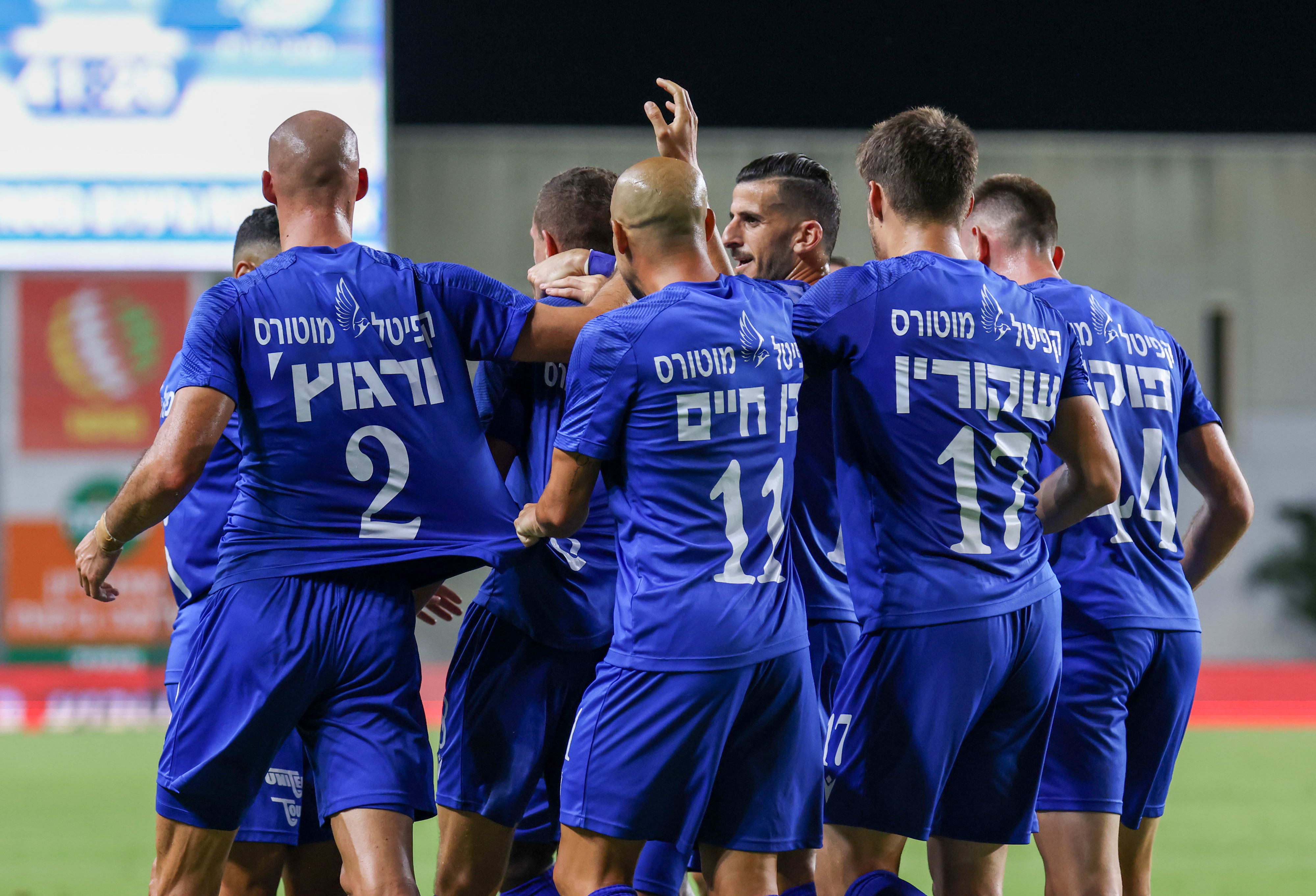 שחקני מכבי פתח תקוה חוגגים