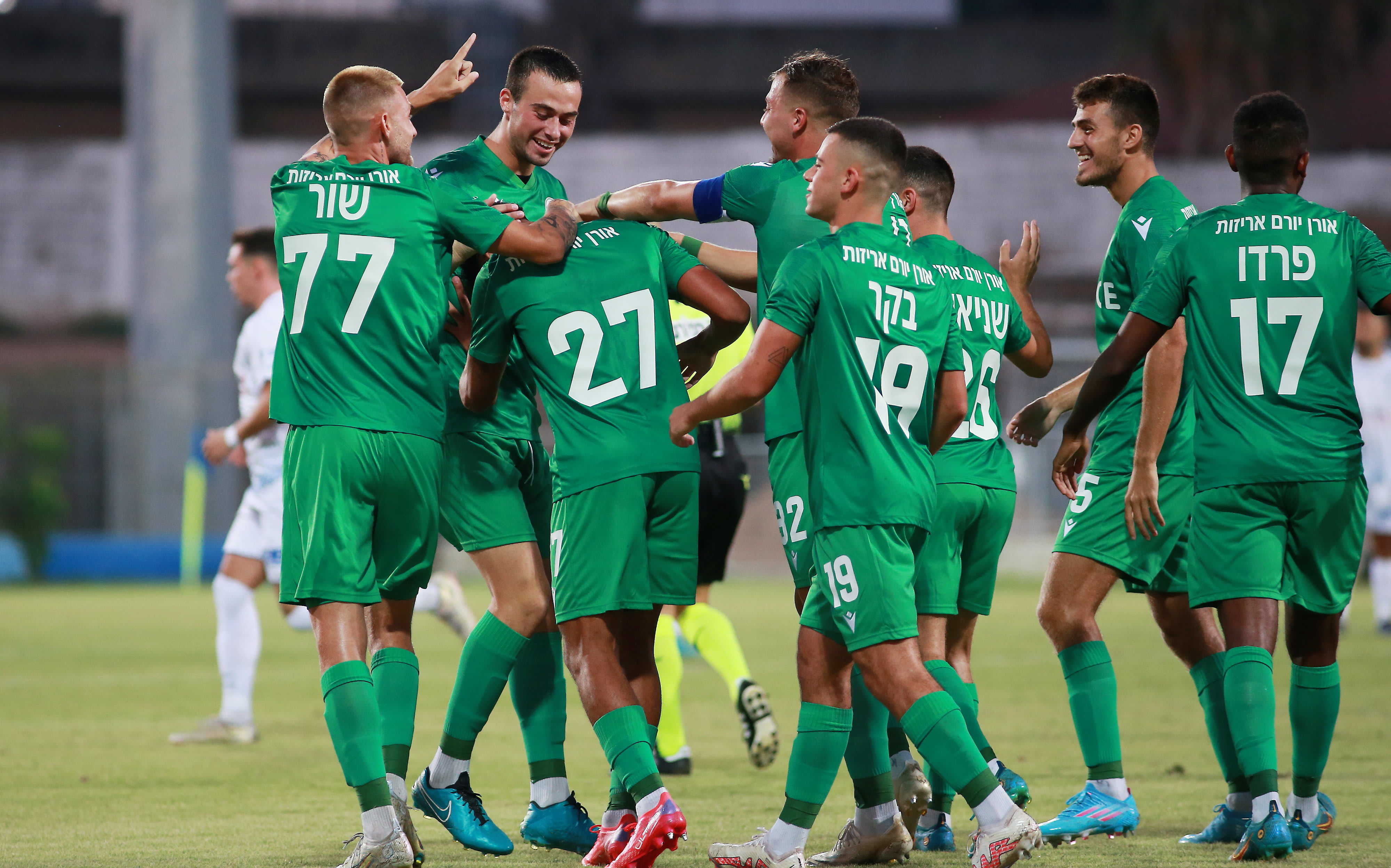 שחקני הפועל כפר סבא חוגגים