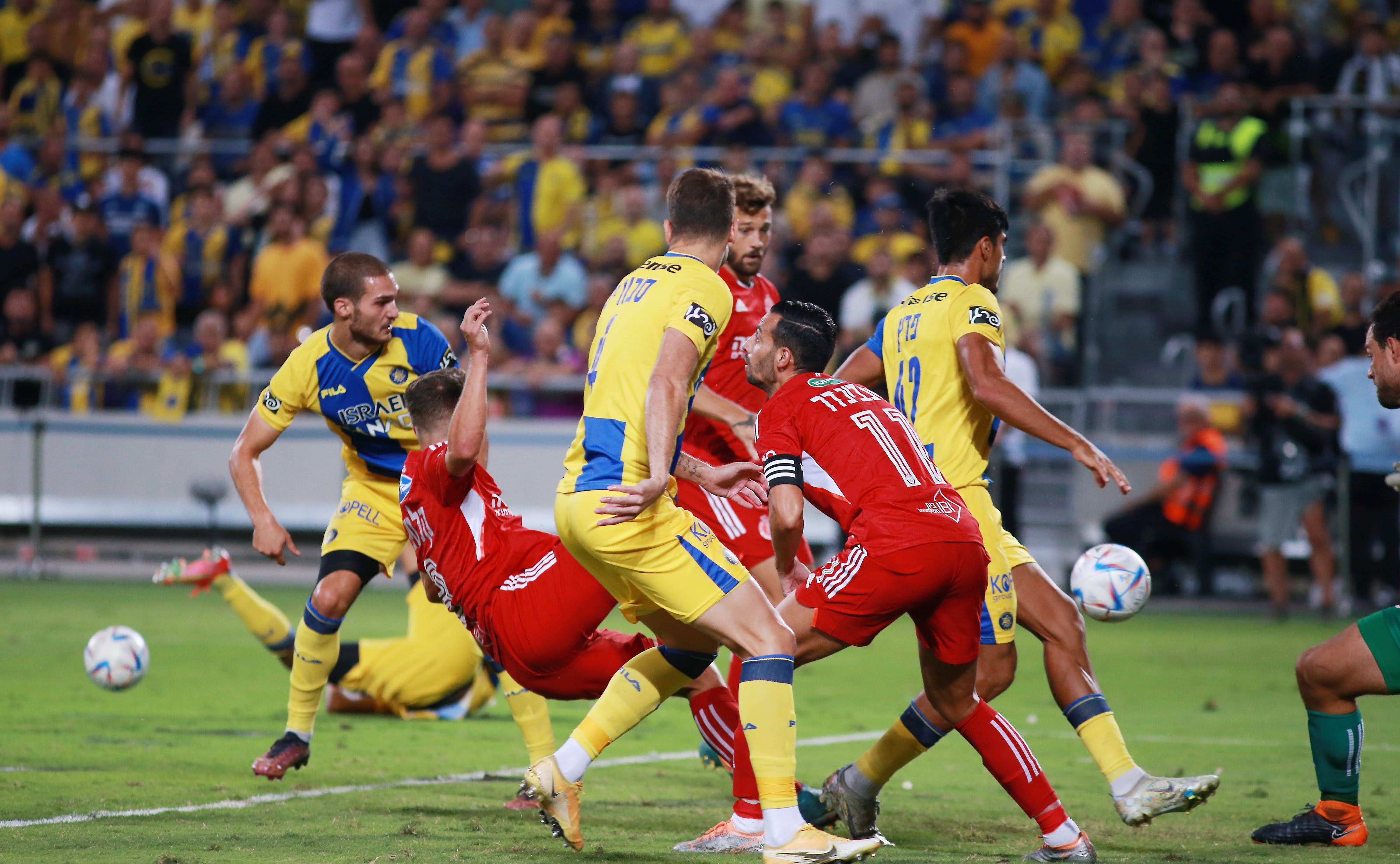 שני כדורים על הדשא בדרבי של מכבי תל אביב נגד הפועל תל אביב