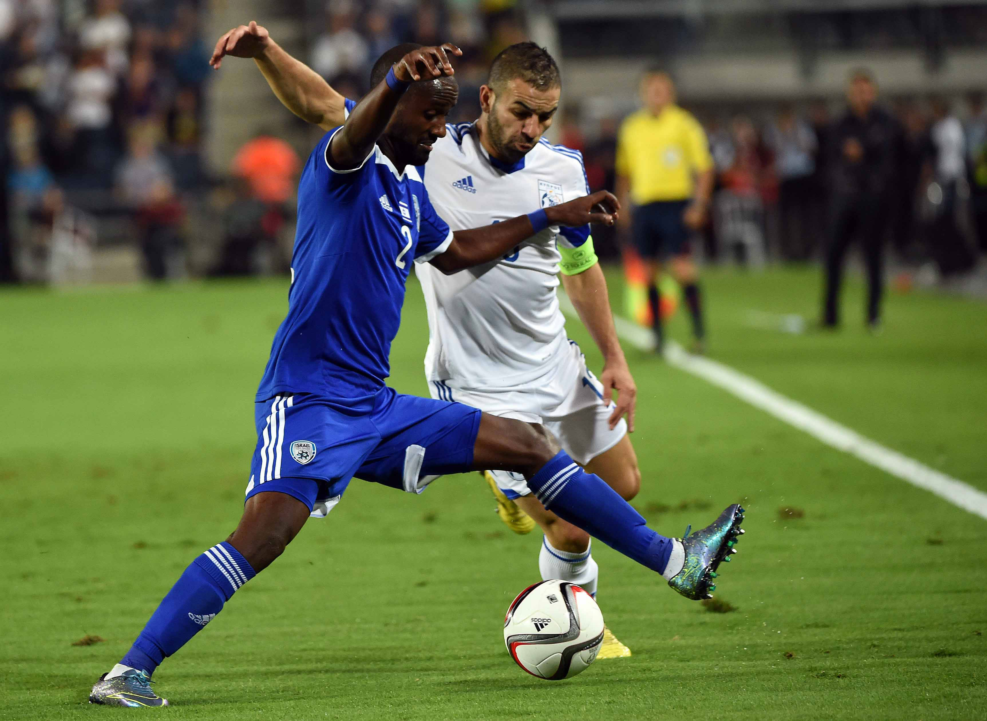 - אלי דסה שחקן נבחרת ישראל (שמאל) מול קונסטנטינוס מקרידיס שחקן נבחרת קפריסין