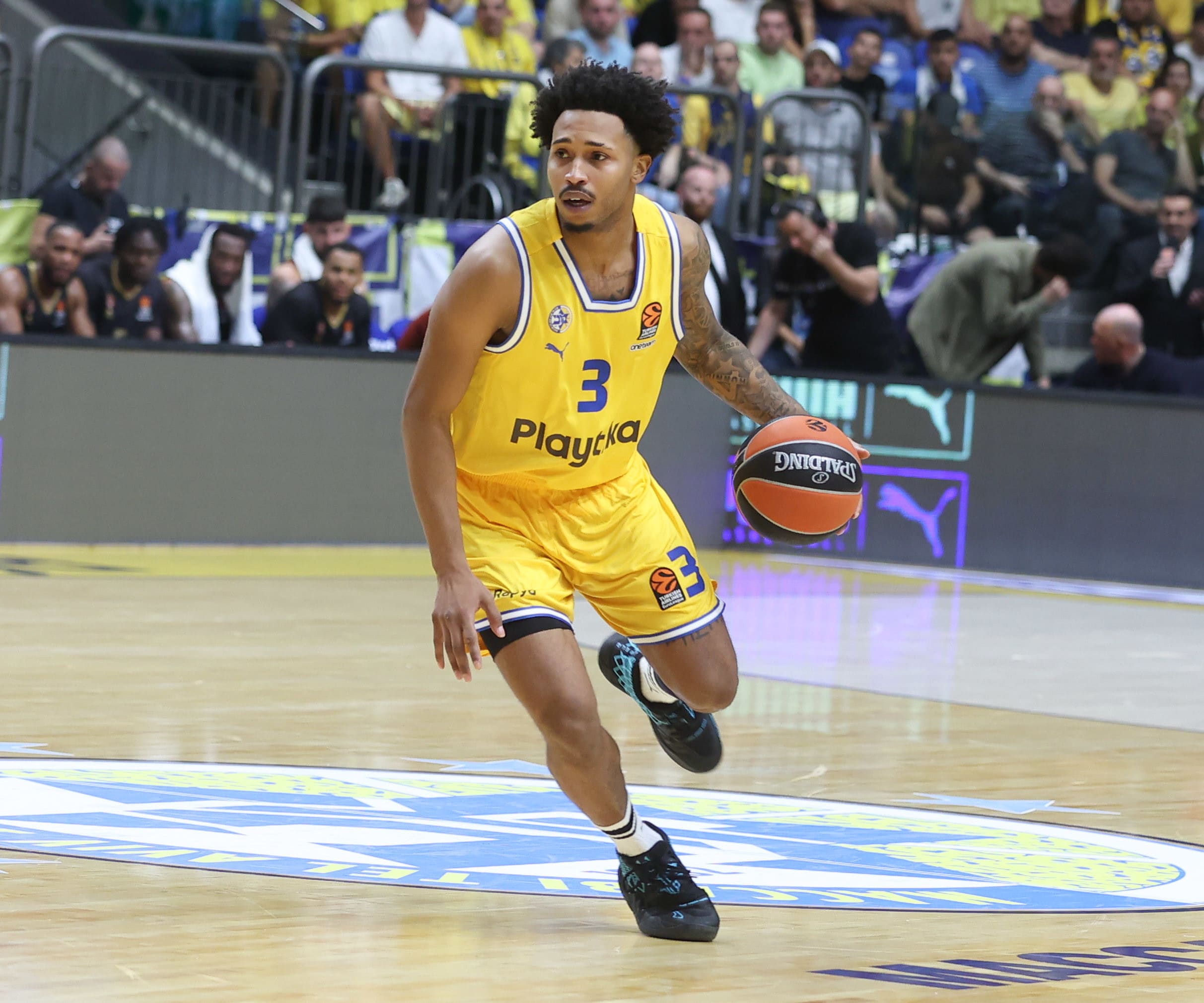 שחקן מכבי תל אביב ג'יילן אדאמס