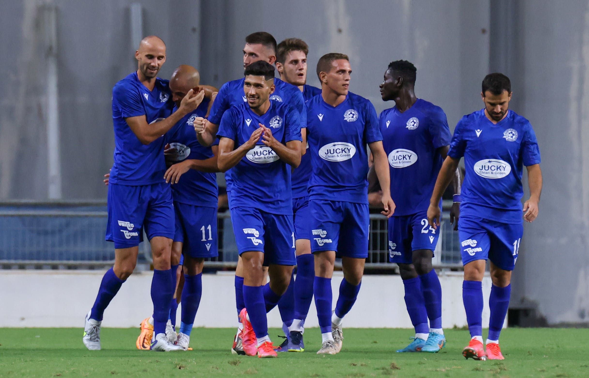 שחקני מכבי פתח תקוה חוגגים