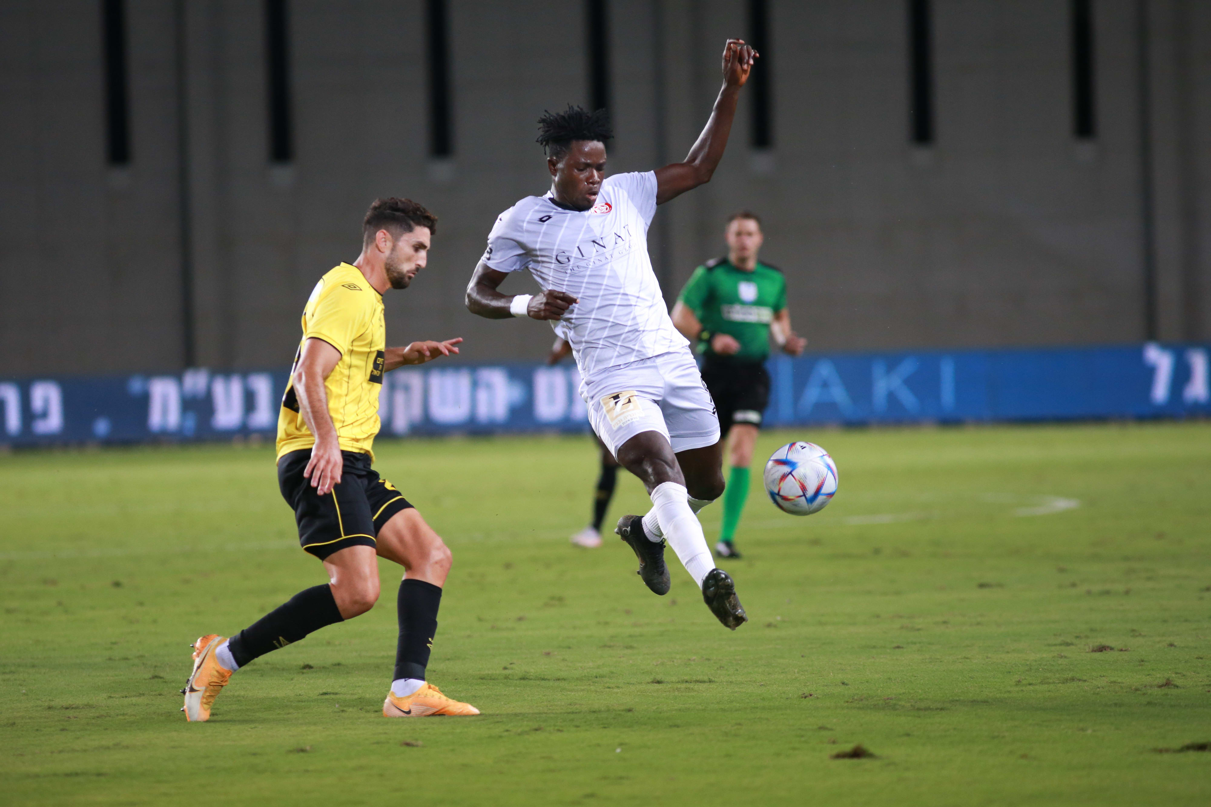 שחקן הפועל חדרה סטיבן אלפרד מול אורי דהן, בית"ר ירושלים