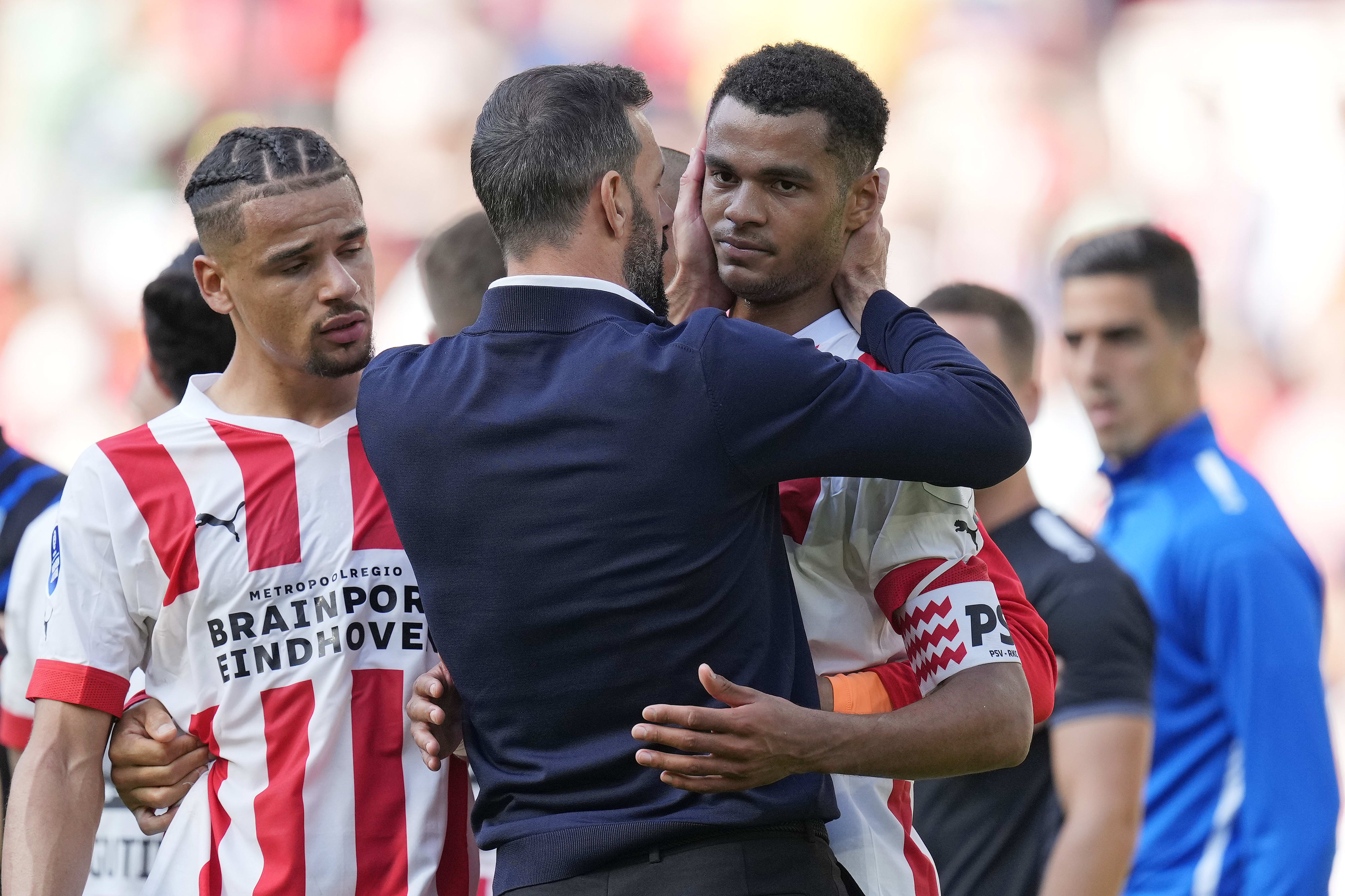 שחקן פ.ס.וו איינדהובן קודי גאקפו עם המאמן רוד ואן ניסטלרוי