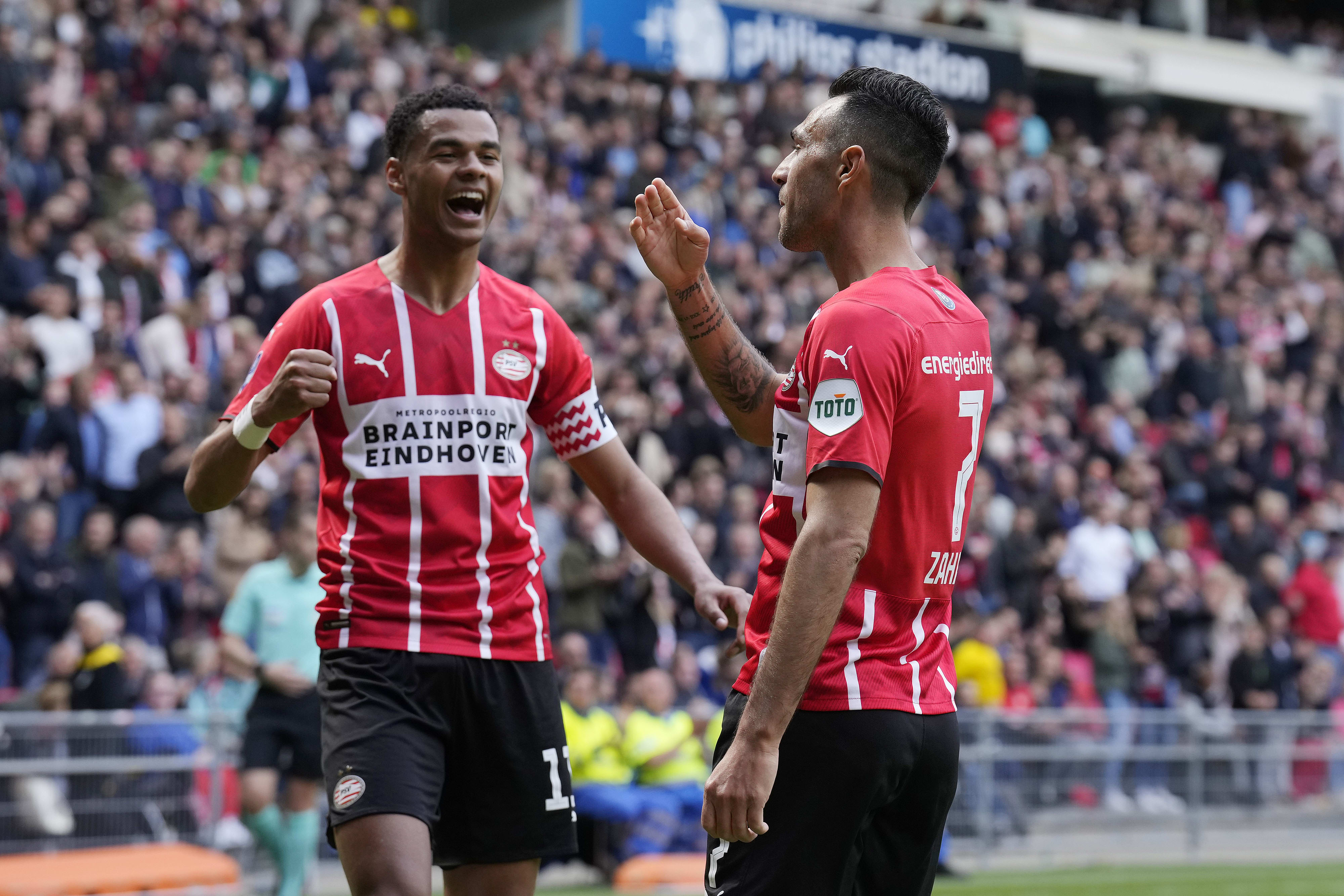 שחקן פ.ס.וו איינדהובן קודי גאקפו לצד ערן זהבי