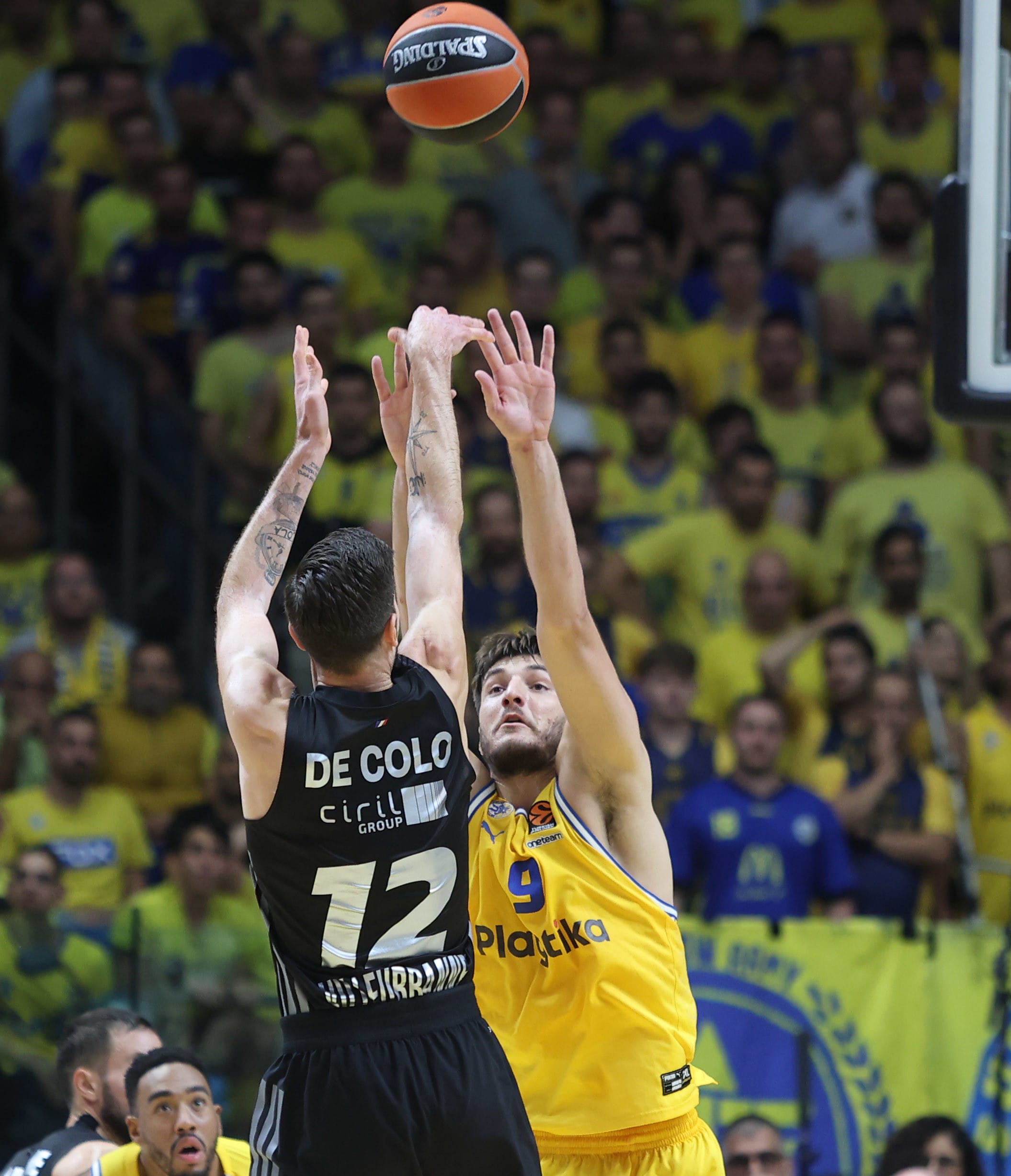 שחקן וילרבאן, ננדו דה קולו, מול שחקן מכבי תל אביב רומן סורקין