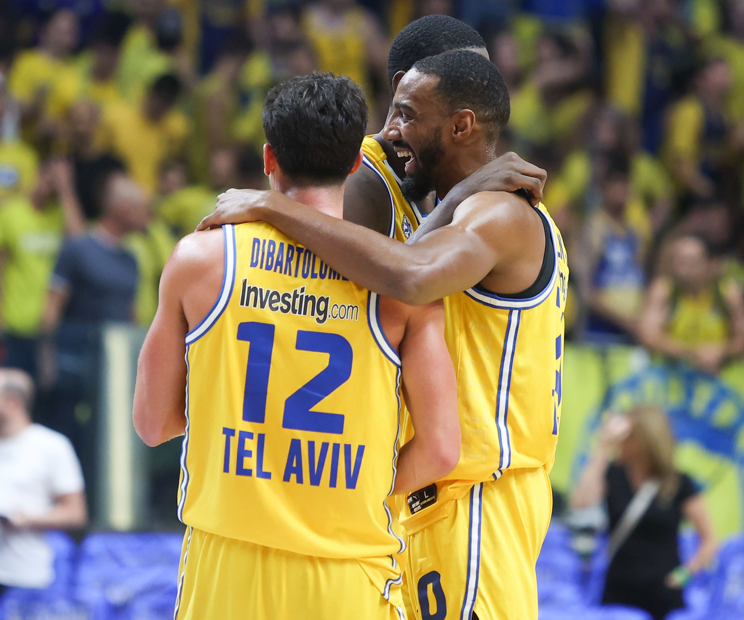 שחקני מכבי תל אביב חוגגים