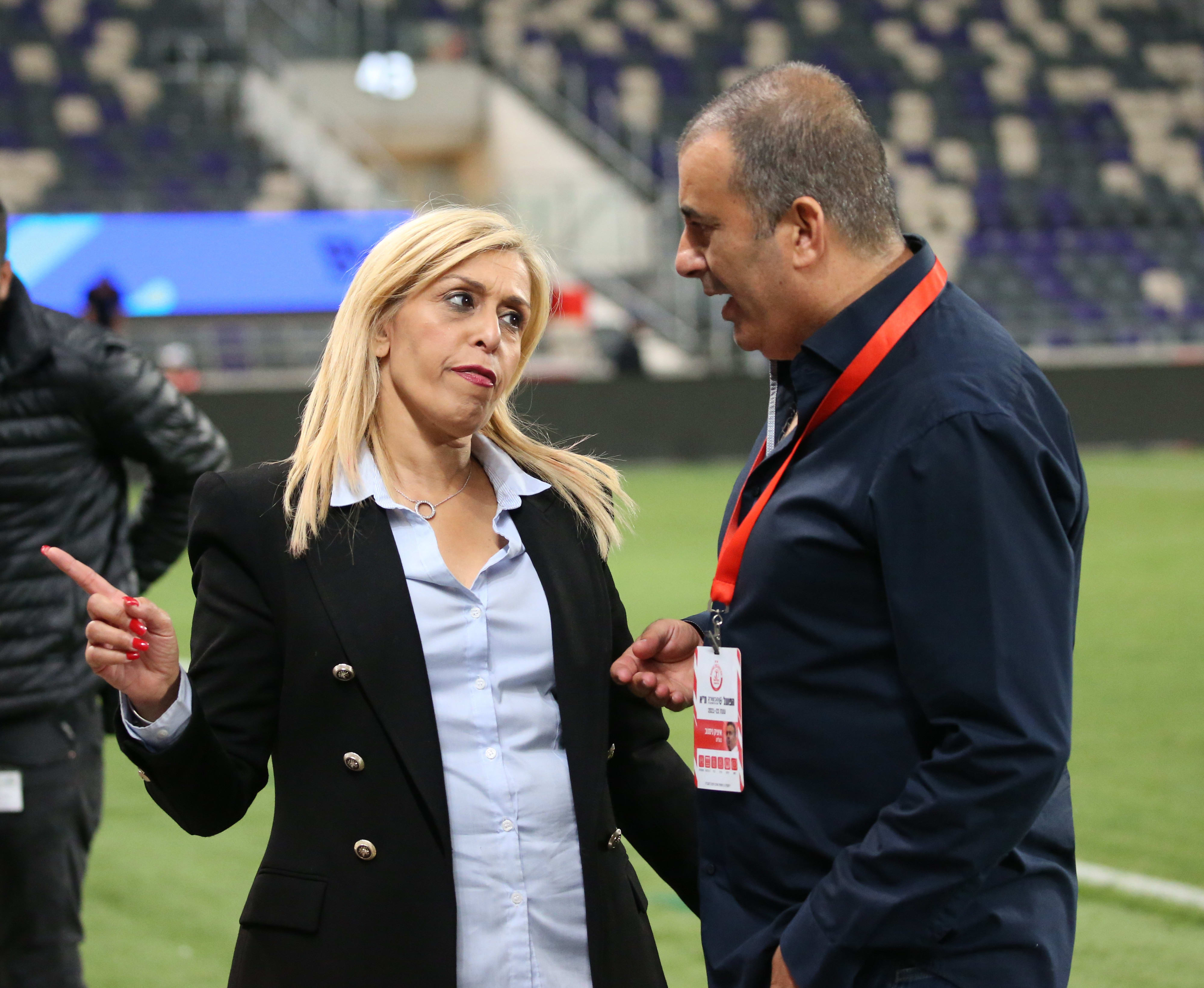 איציק ניסנוב מבעלי הפועל תל אביב, עם המנכלית, אודליה פרידמן