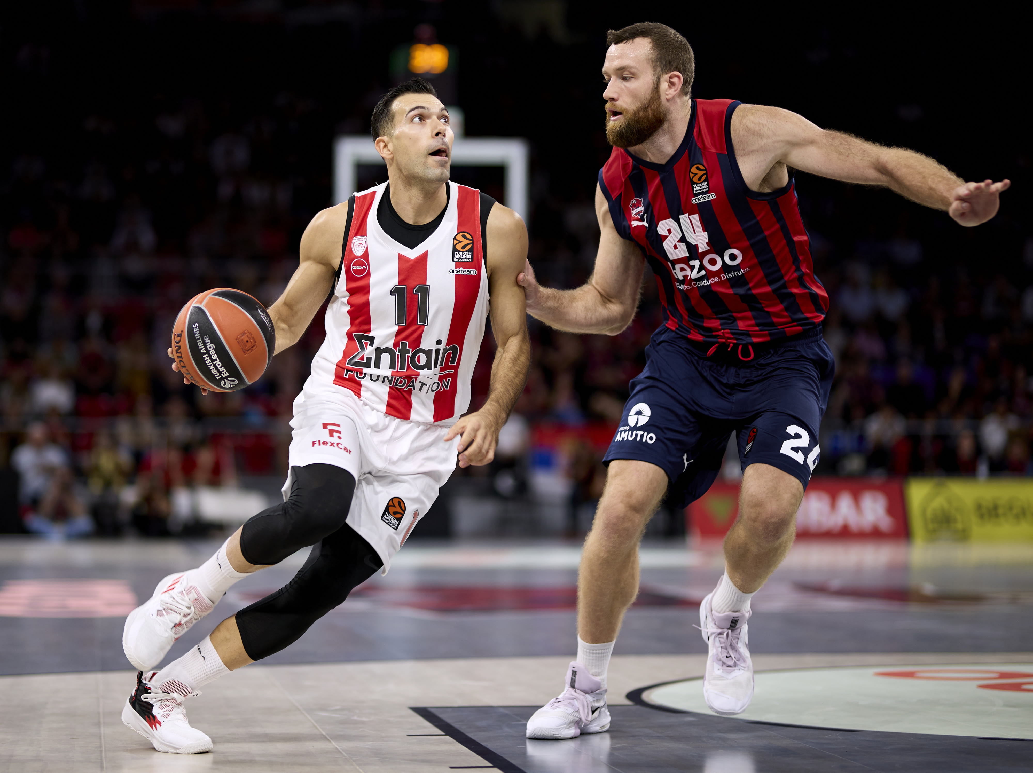 שחקן אולימפיאקוס קוסטאס סלוקאס מול שחקן באסקוניה מאט קוסטלו