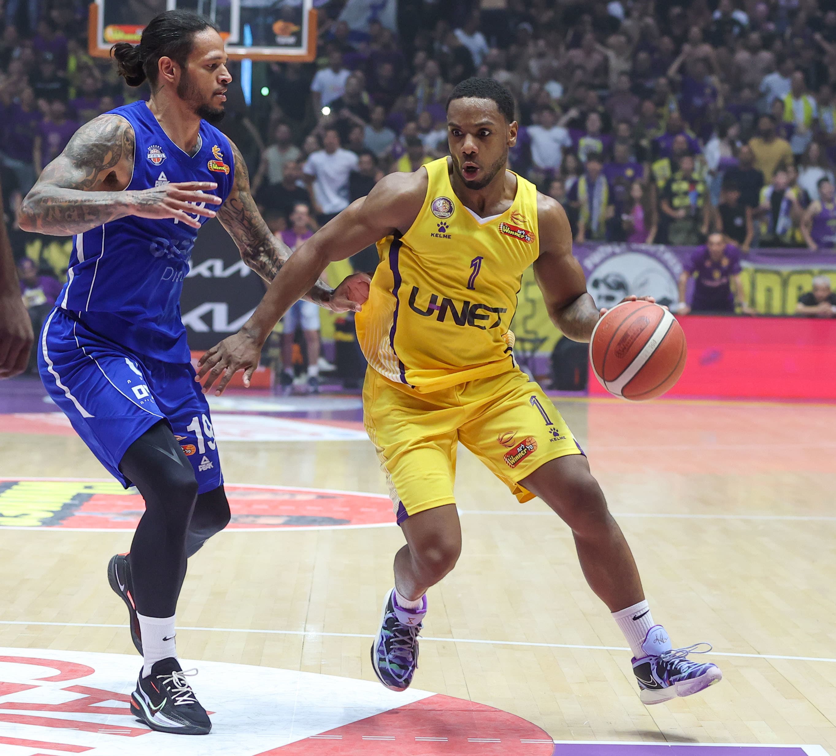 ג'ו רגלנד שחקן הפועל חולון מול כריס באב שחקן בני הרצליה