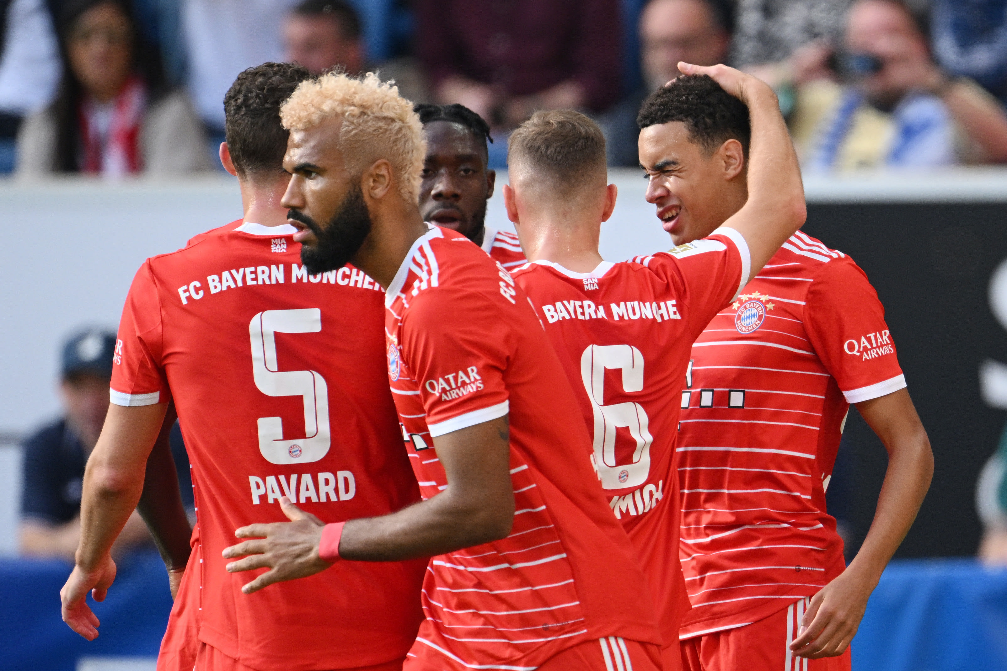 שחקני באיירן מינכן חוגגים שער של ג'מאל מוסיאלה