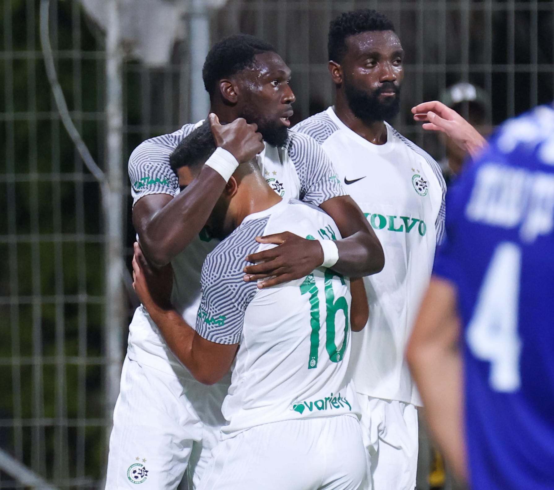 שחקני מכבי חיפה חוגגים עם דילן בטובינסיקה