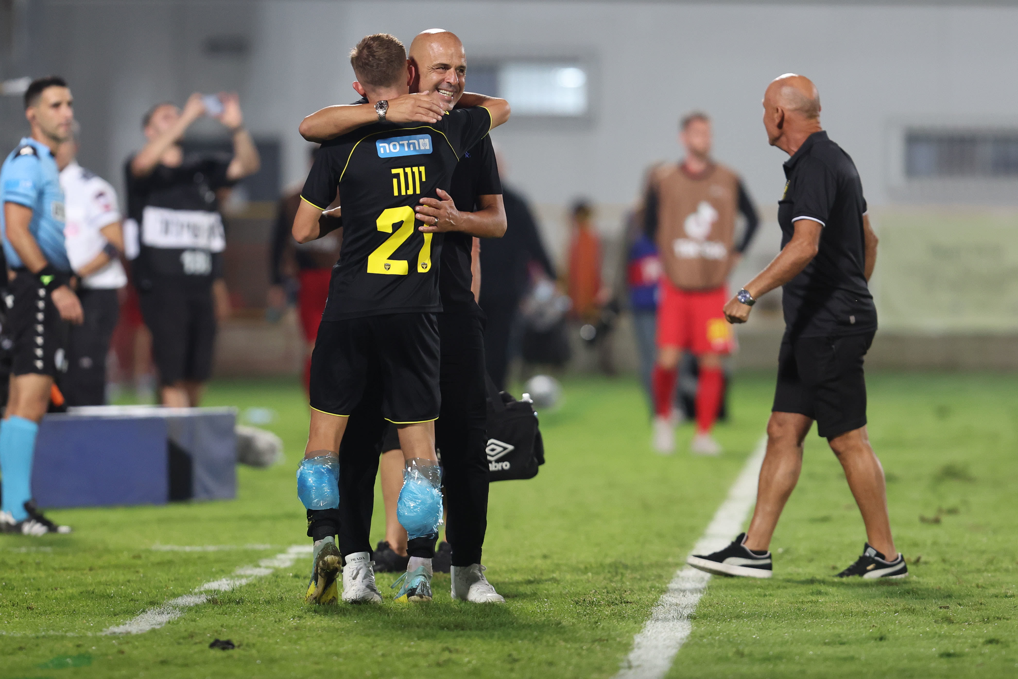 מאמן בית"ר ירושלים, יוסי אבוקסיס, עם עדי יונה