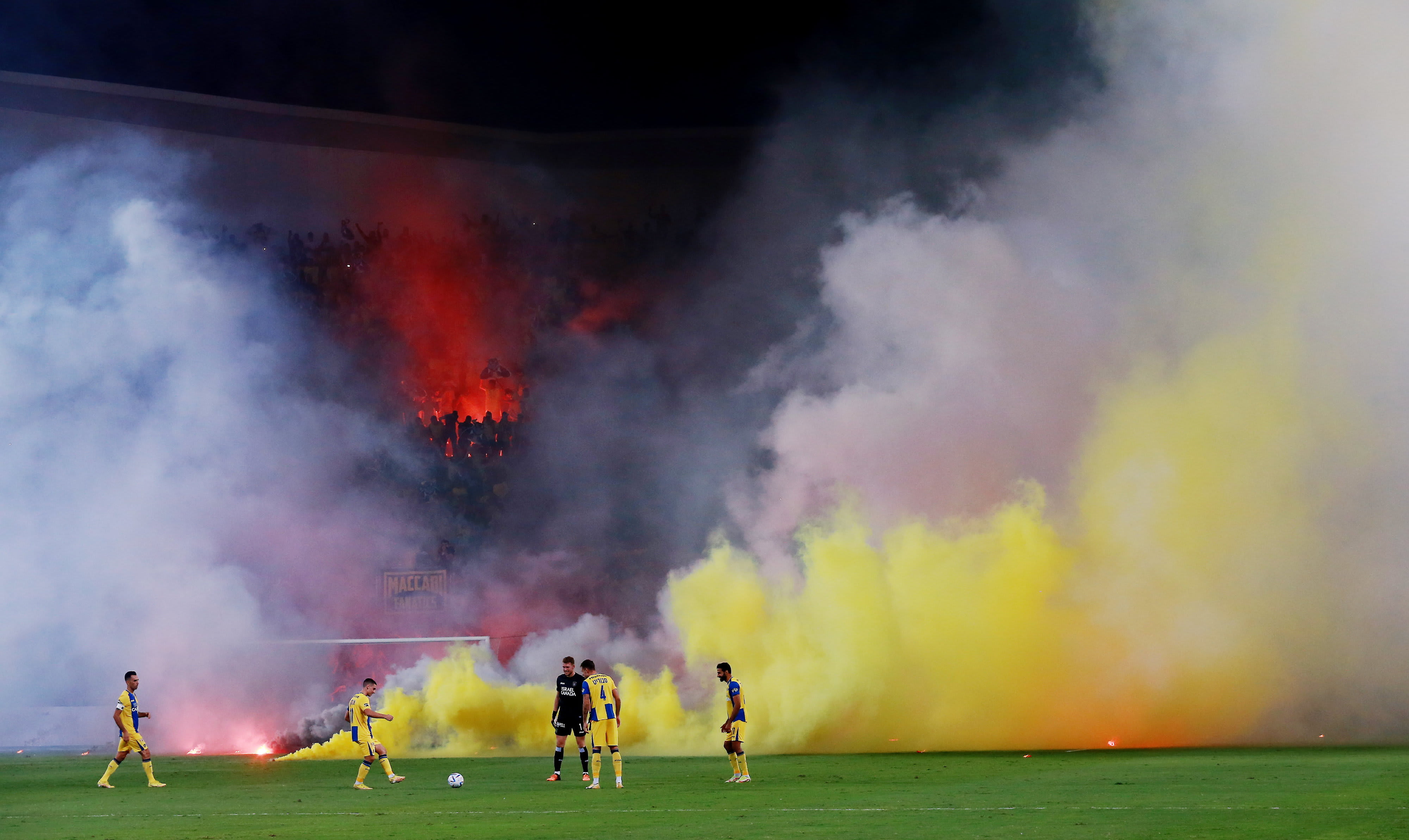רימוני עשן ואבוקות בדרבי התל אביבי