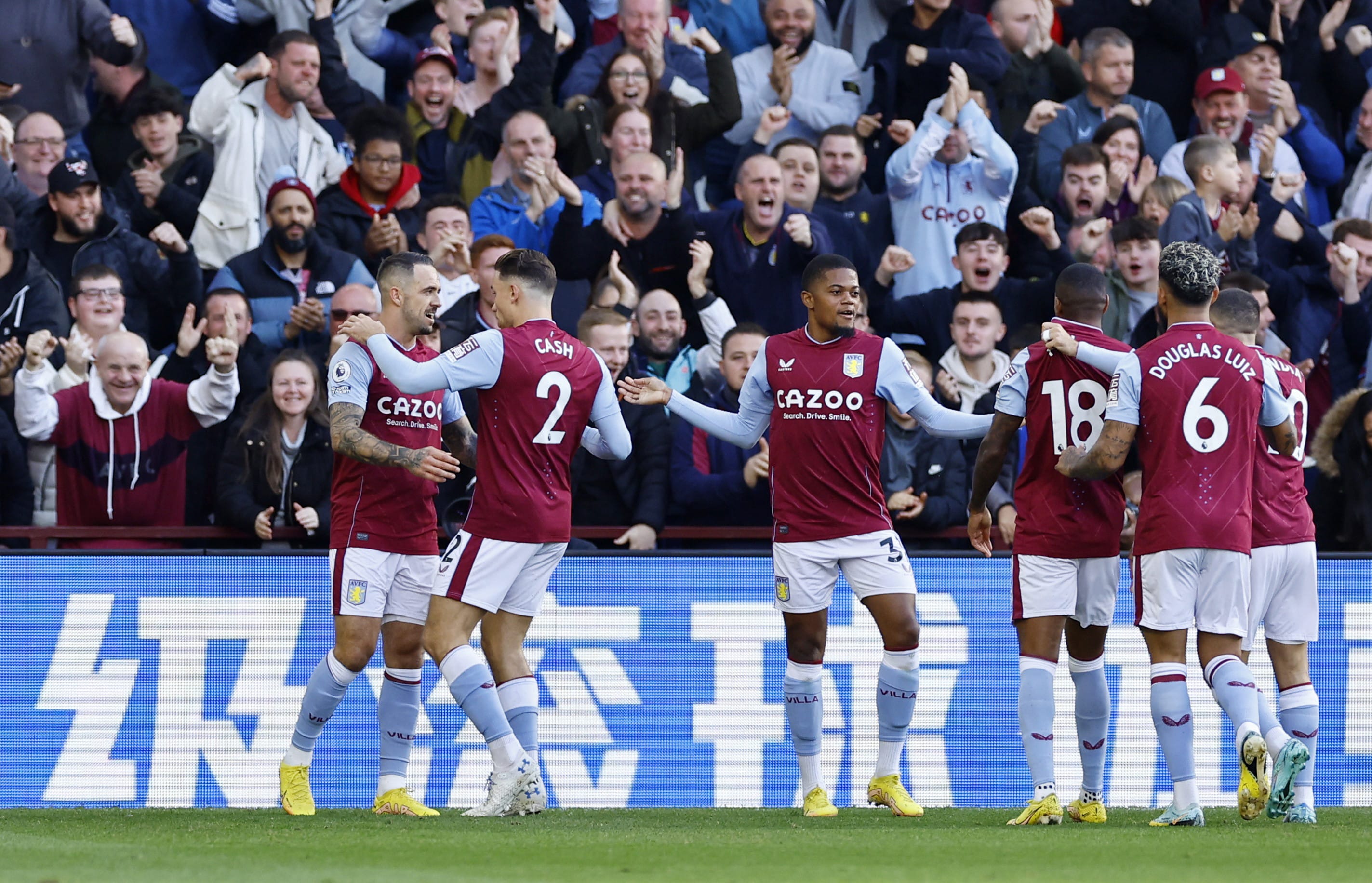 שחקני אסטון וילה חוגגים