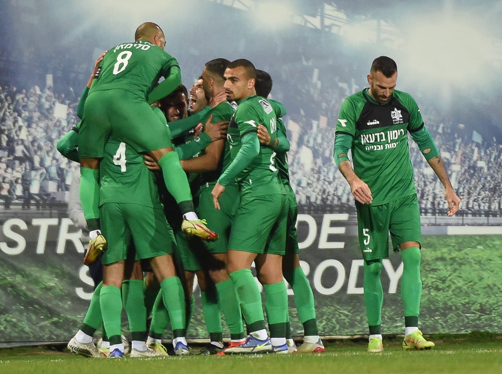 שחקני מכבי אחי נצרת חוגגים עם אנס דאבור