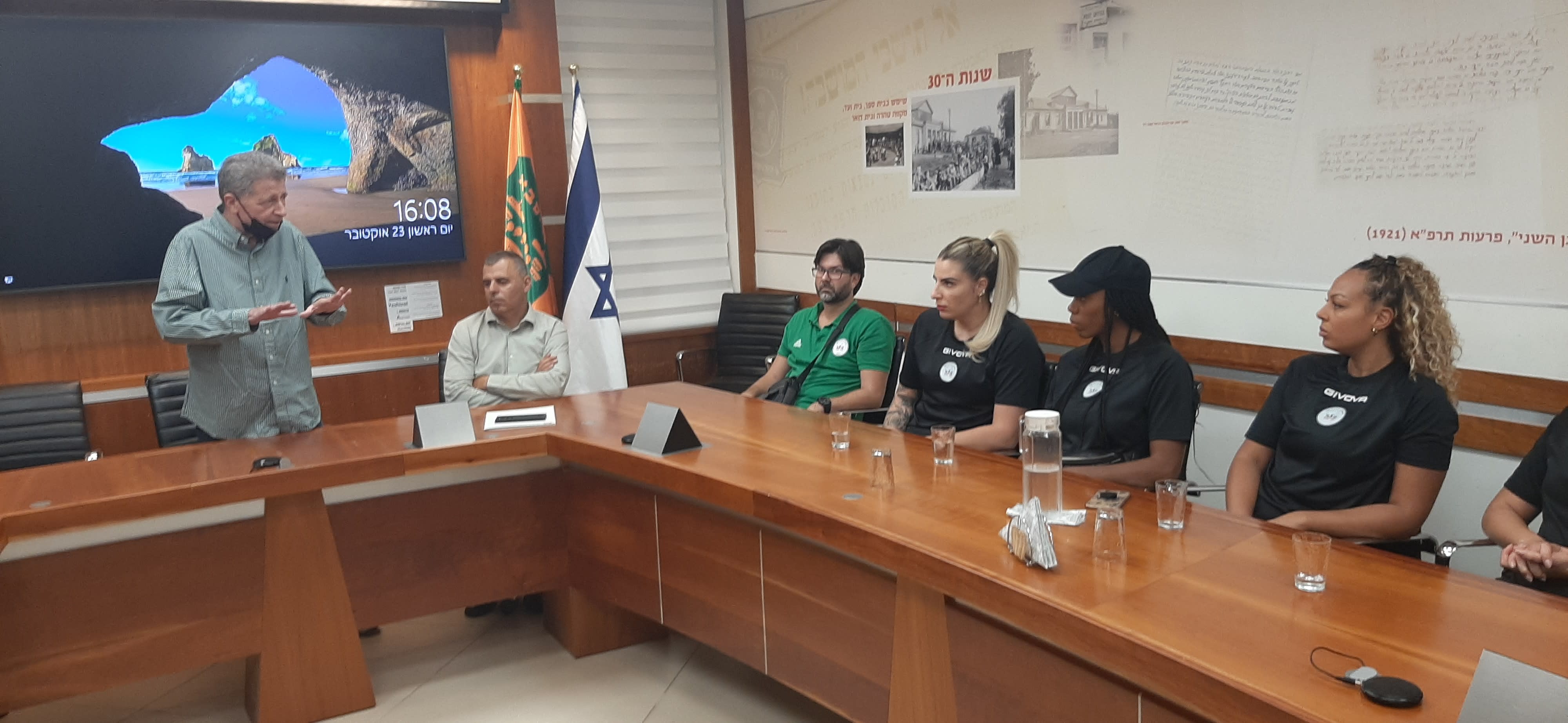 גרי אברמוביץ' ורפי סער עם שחקניות הפועל כפר סבא