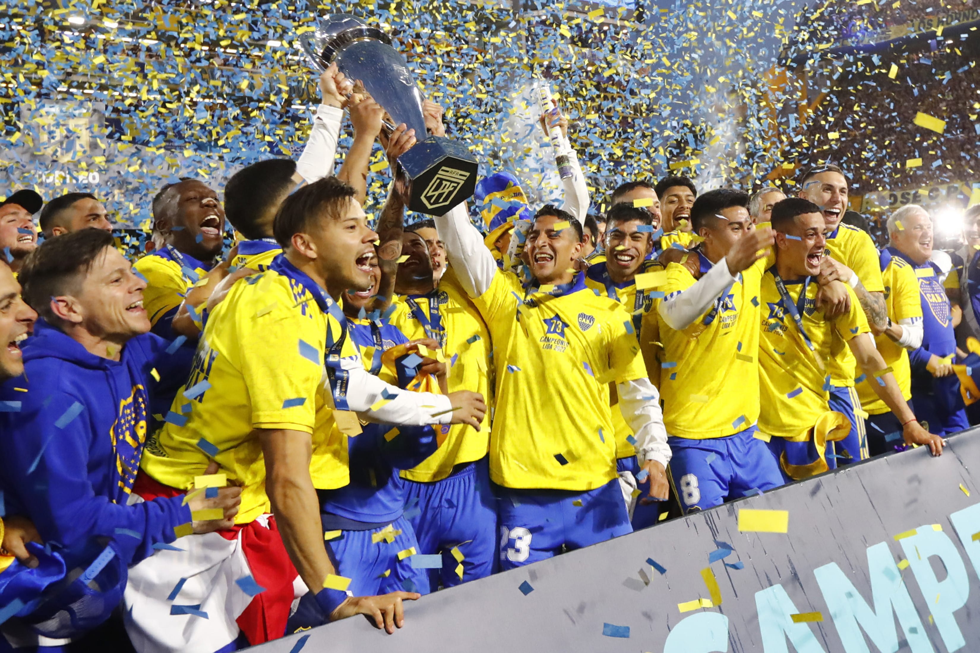 שחקני בוקה ג'וניורס חוגגים זכייה באליפות