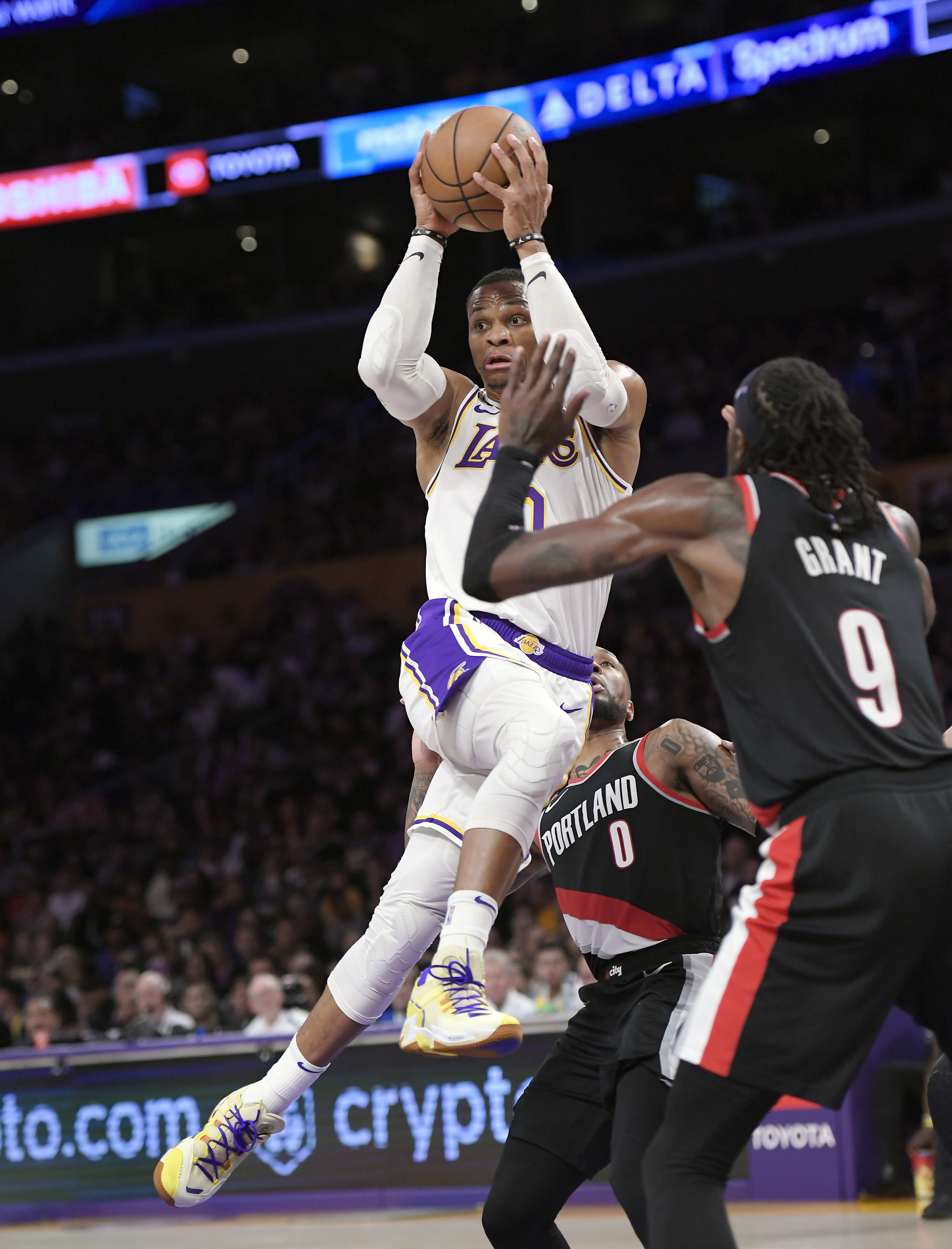 ראסל ווסטברוק במשחק של הלייקרס מול פורטלנד